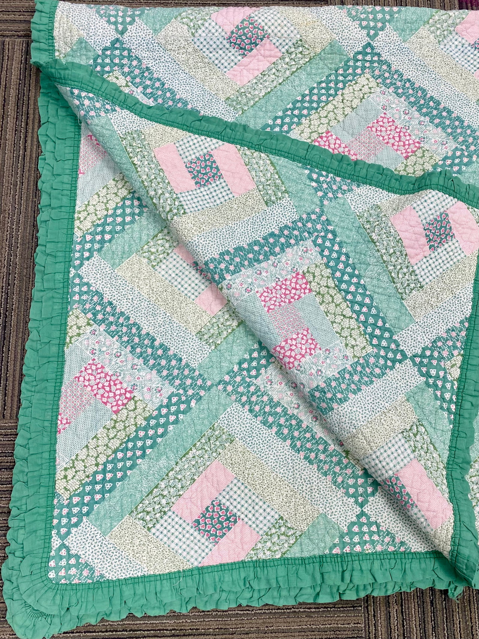 Log Cabin Pattern Patchwork Quilt - 2