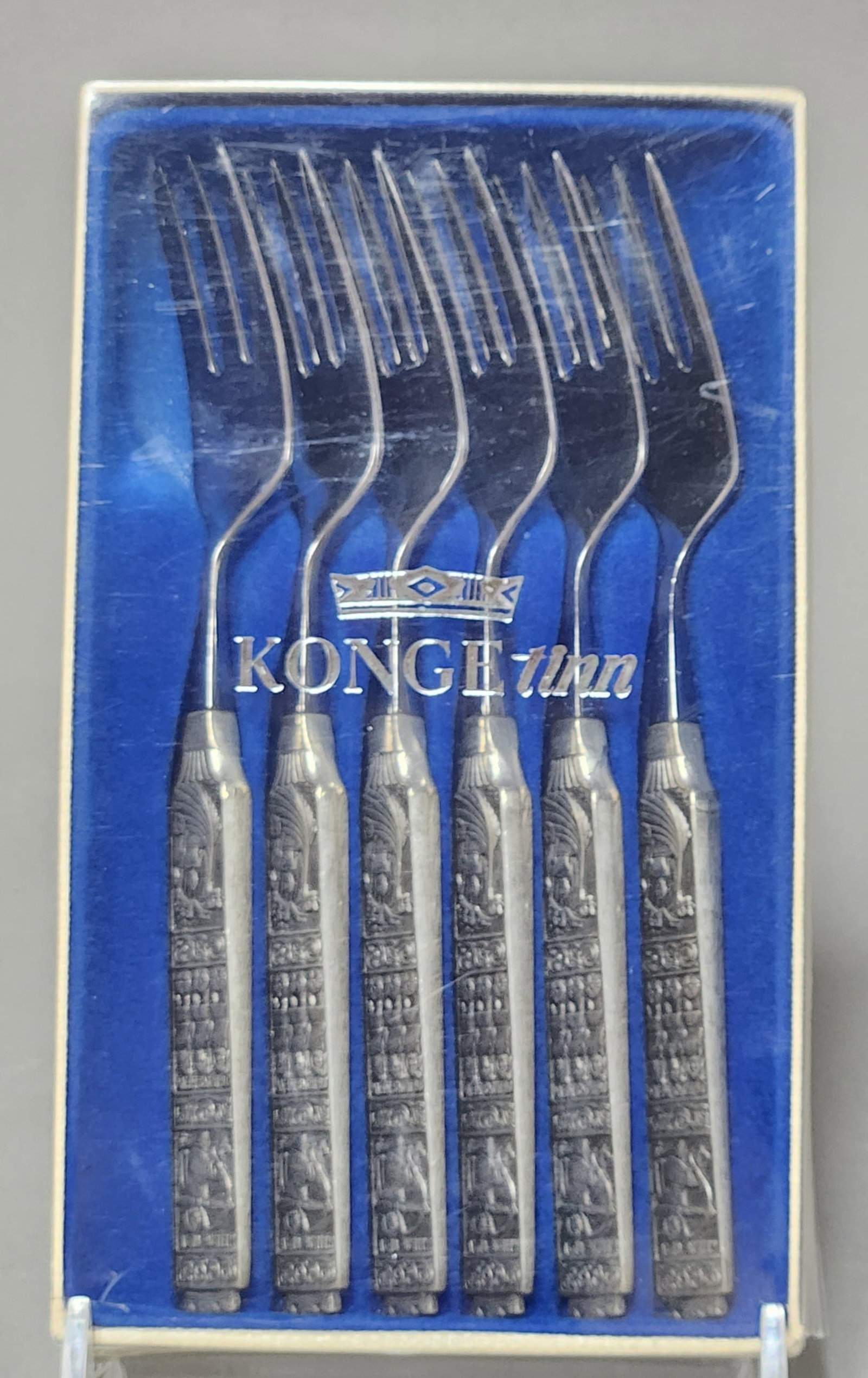 Konge Tinn Forks Norway: This set of six Norwegian cake forks features cast pewter handles in the Heilag Olav pattern produced by Konge Tinn. Length: 5 inches. The flatware set is in excellent, potentially unused condition wi