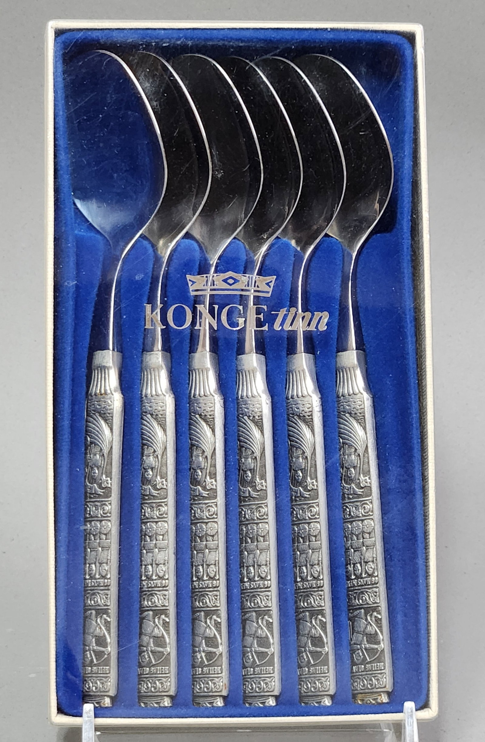 Konge Tinn Pewter Spoons: This set of six Norwegian spoons was produced by Konge Tinn in the Heilag Olav pattern. Spoons: 5.5 inches length Box: 6.75 x 4.25 inches. Items are in excellent, likely unused condition with minor