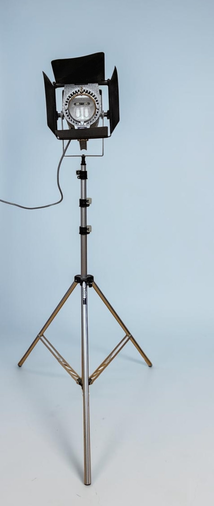 Hedler Videolux Lamp & Balcar Stand: A Hedler Videolux professional studio floor lamp mounted on an adjustable Balcar aluminum tripod stand. Manufactured in Western Germany.The unit is configured for 110V power with dual rocker switches