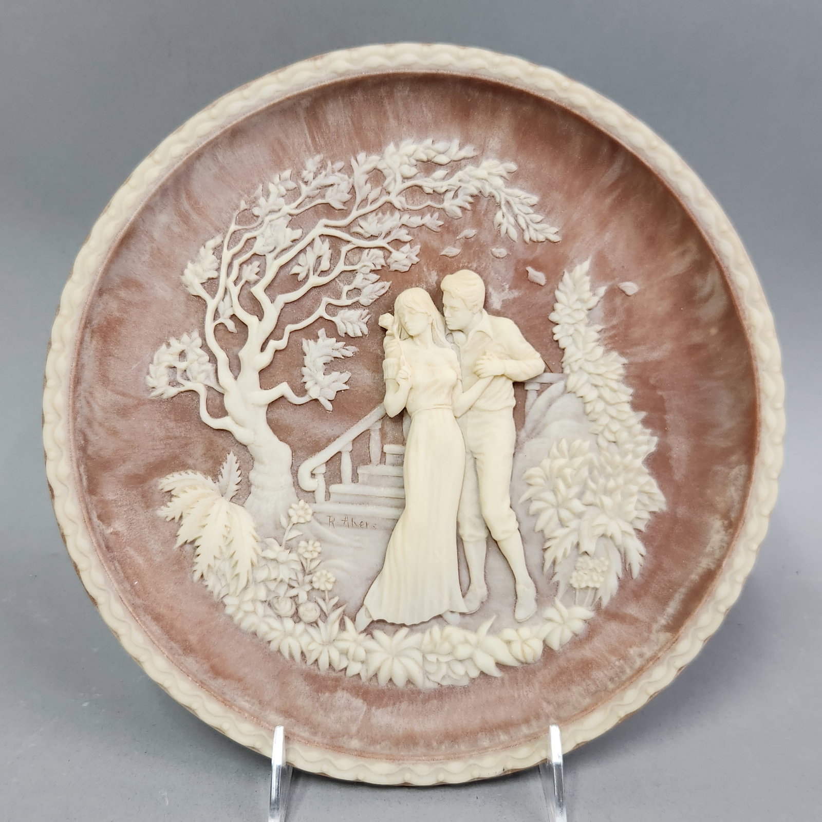 Incolay Stone The Kiss Plate: A 1981 limited-edition Incolay stone collector's plate titled The Kiss from the Romantic Poets Collection by Incolay Studios of California. Sculpted by Roger Akers. This item is in excellent