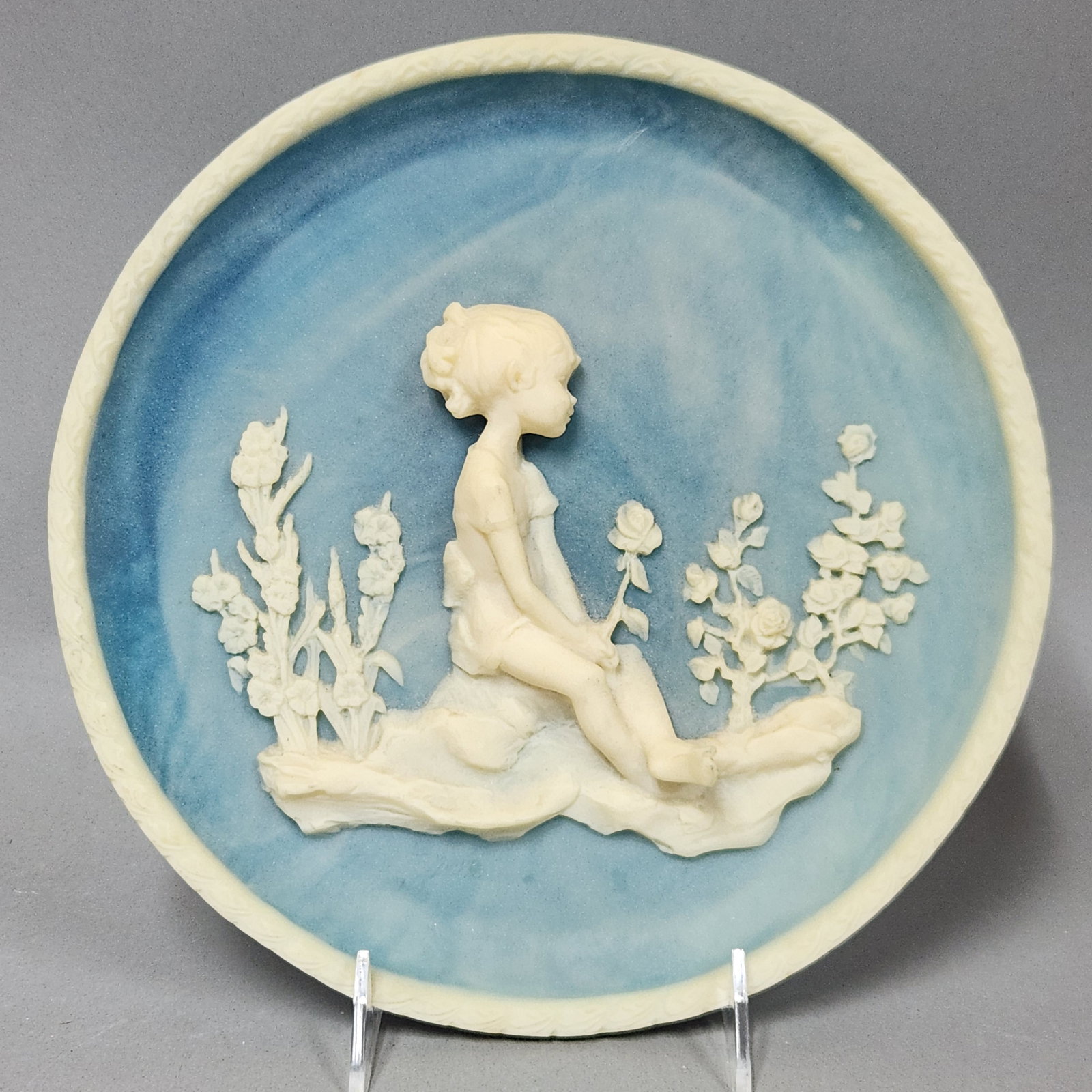 Avondale Melissa Sculpture Plate: 1978 Avondale decorative relief plate, titled Melissa, features a high-relief white sculpture by artist Frances Taylor Williams set against a marbled blue ground. The plate is in excellent condition