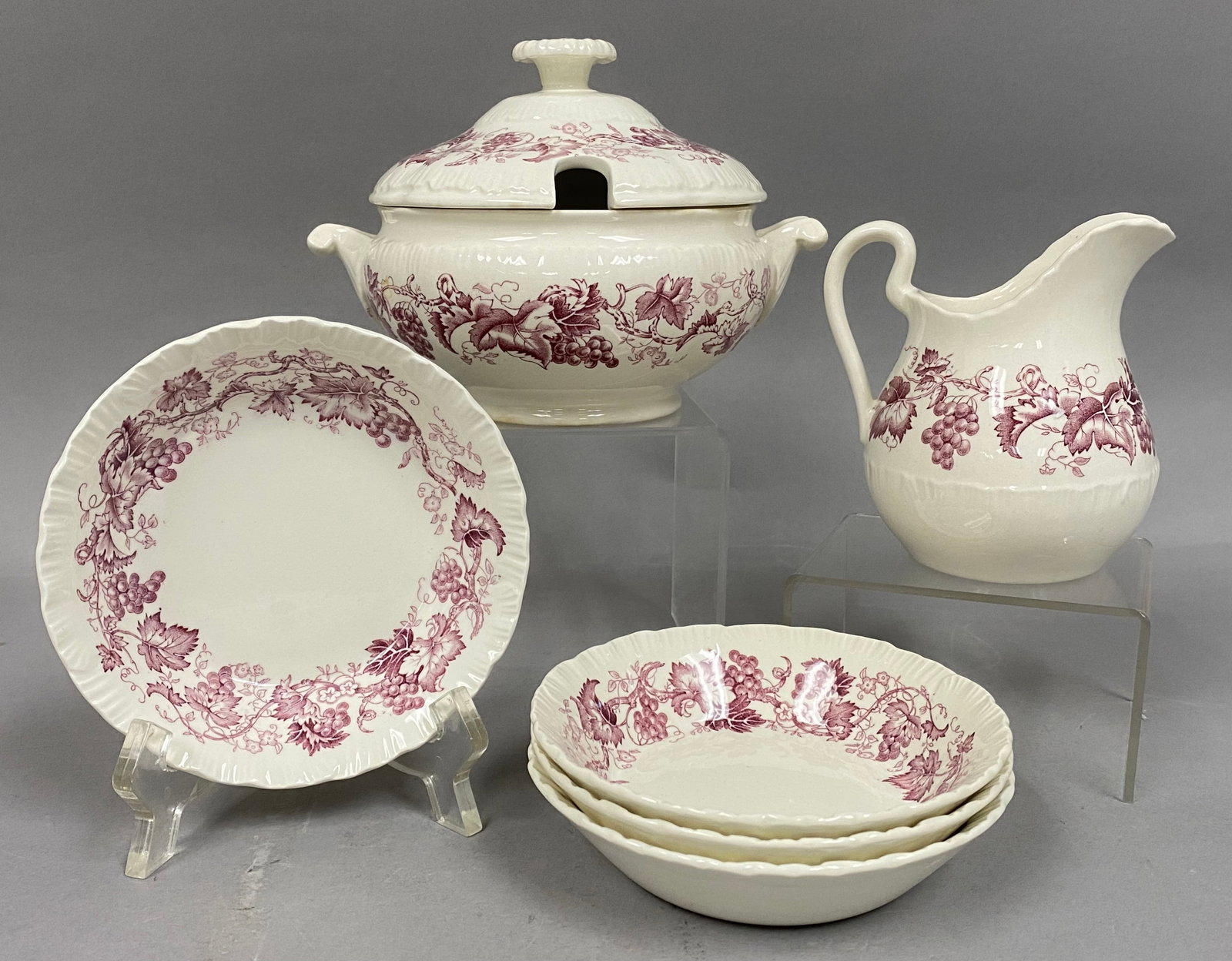 Wedgwood Old Vine Ceramic Set (1 of 12)