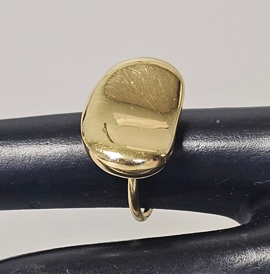 Tiffany & Co. Peretti 18K Bean Ring 8.1 Grams: This iconic "Bean" ring is a solid 18 karat yellow gold design by Elsa Peretti for Tiffany & Co., featuring a sculptural, polished motif on a wire shank. The reverse of the head is clearly stamped wit