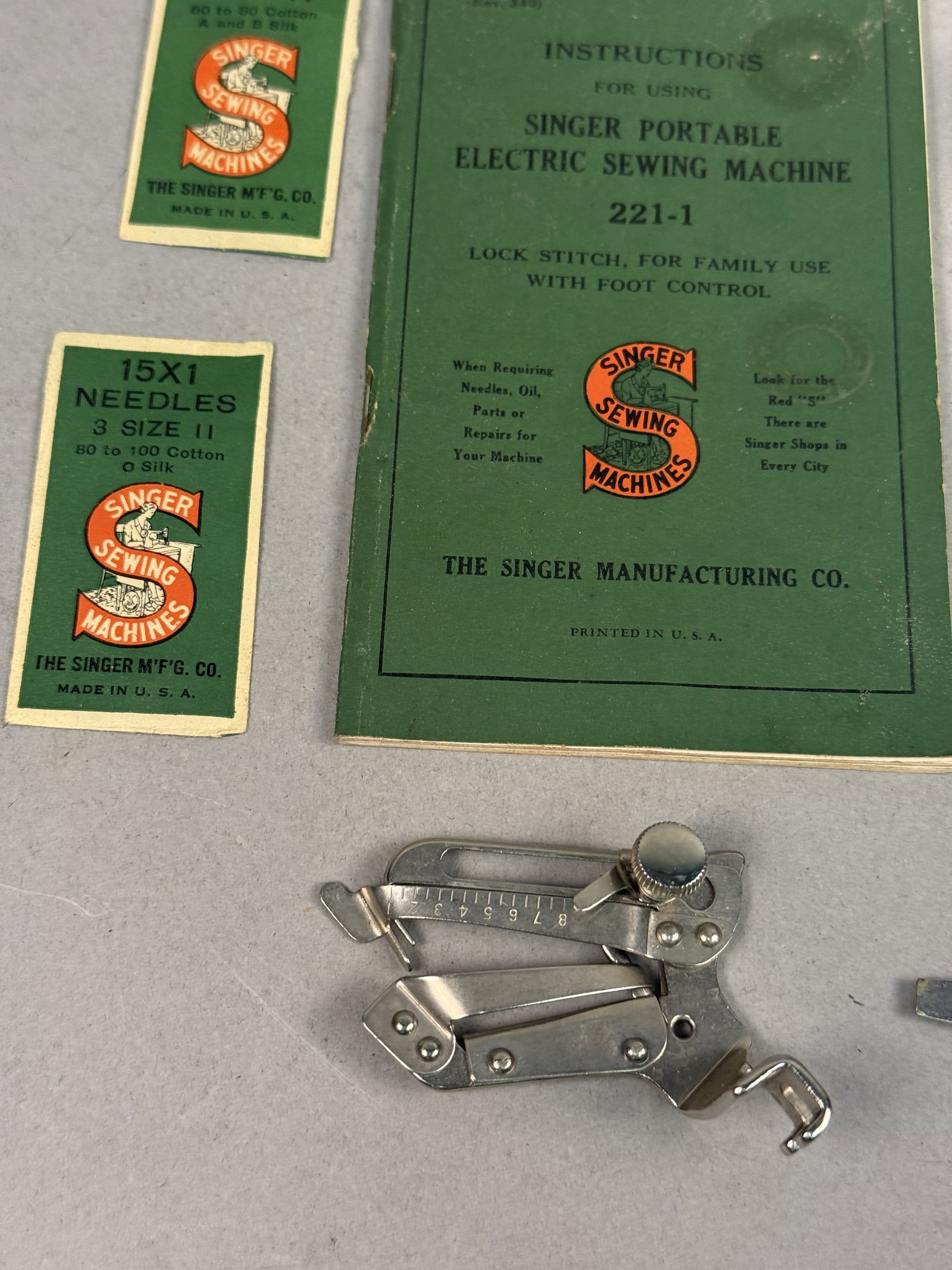 Singer Model 221-1 Featherweight Sewing Machine - 12