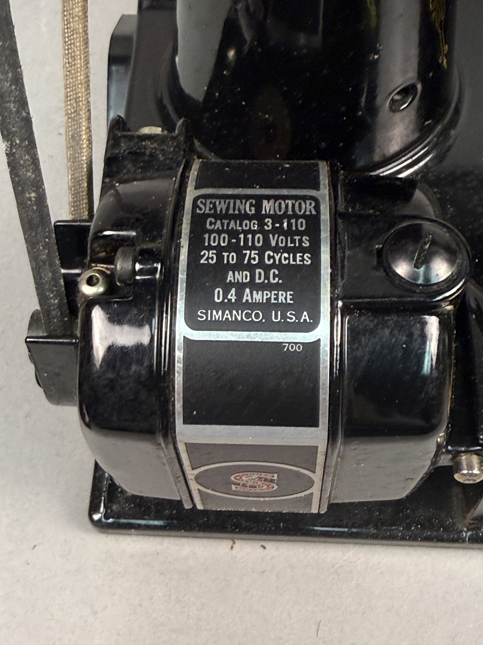 Singer Model 221-1 Featherweight Sewing Machine - 17