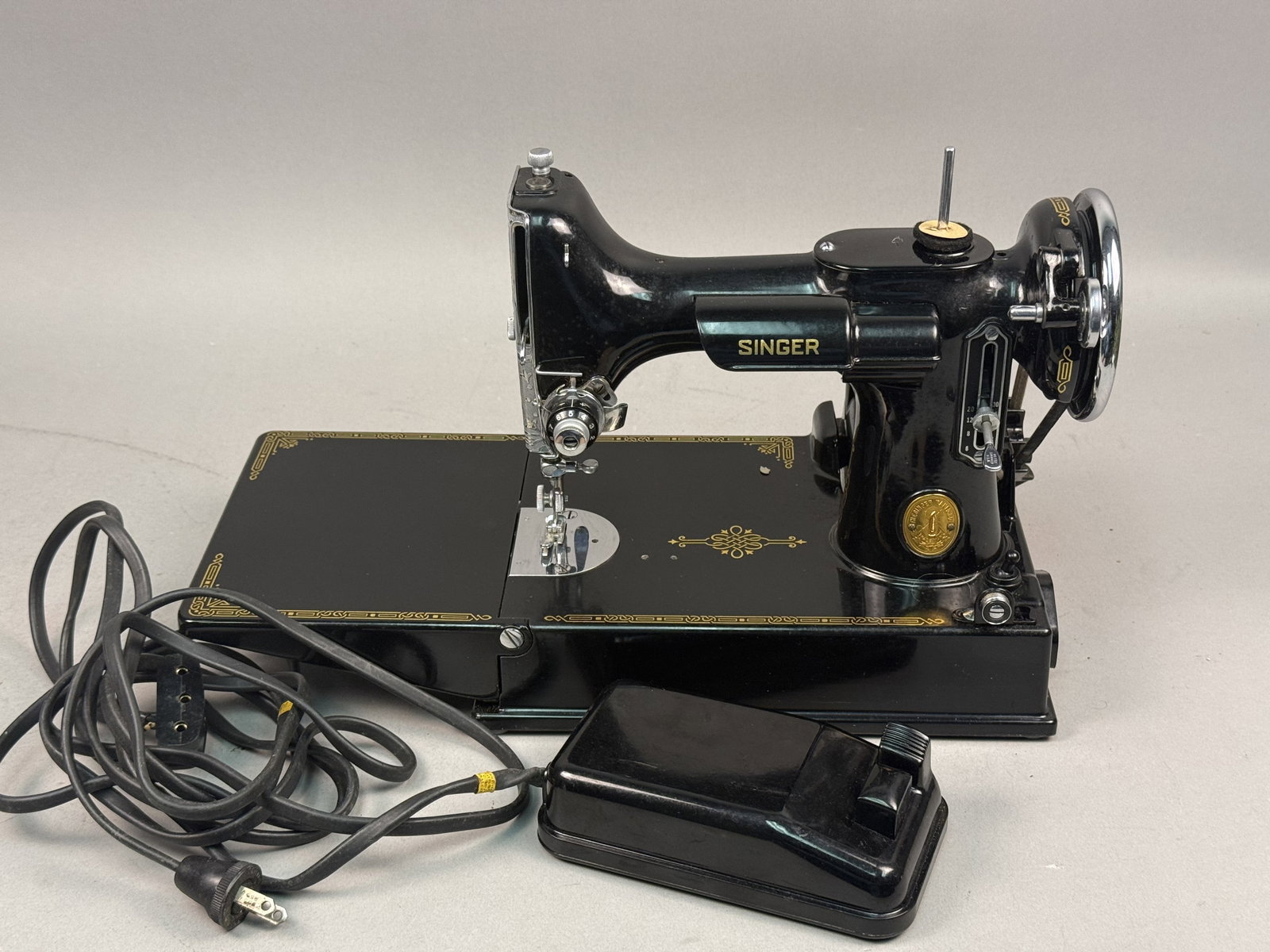 Singer Model 221-1 Featherweight Sewing Machine (1 of 19)