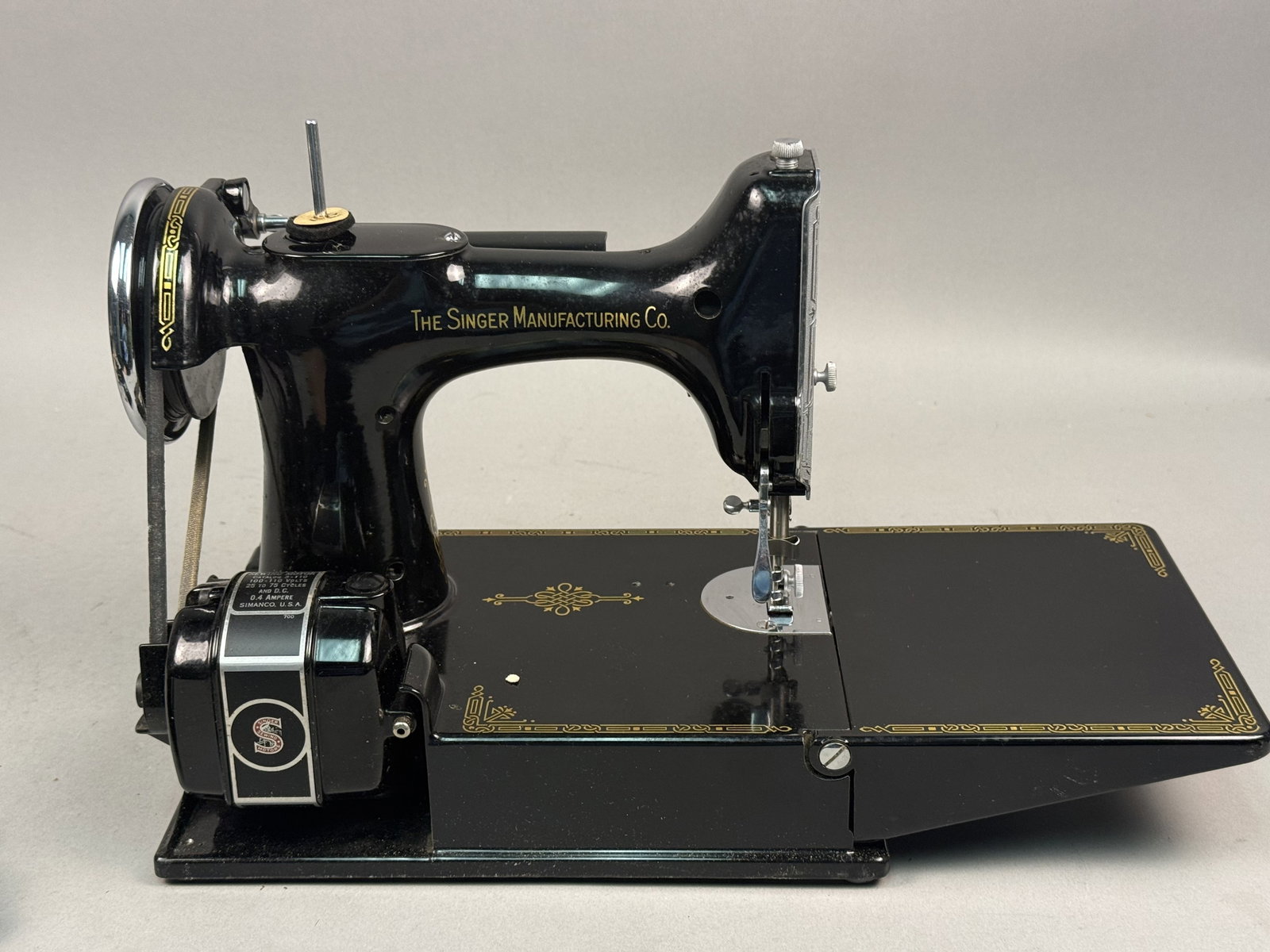 Singer Model 221-1 Featherweight Sewing Machine - 2