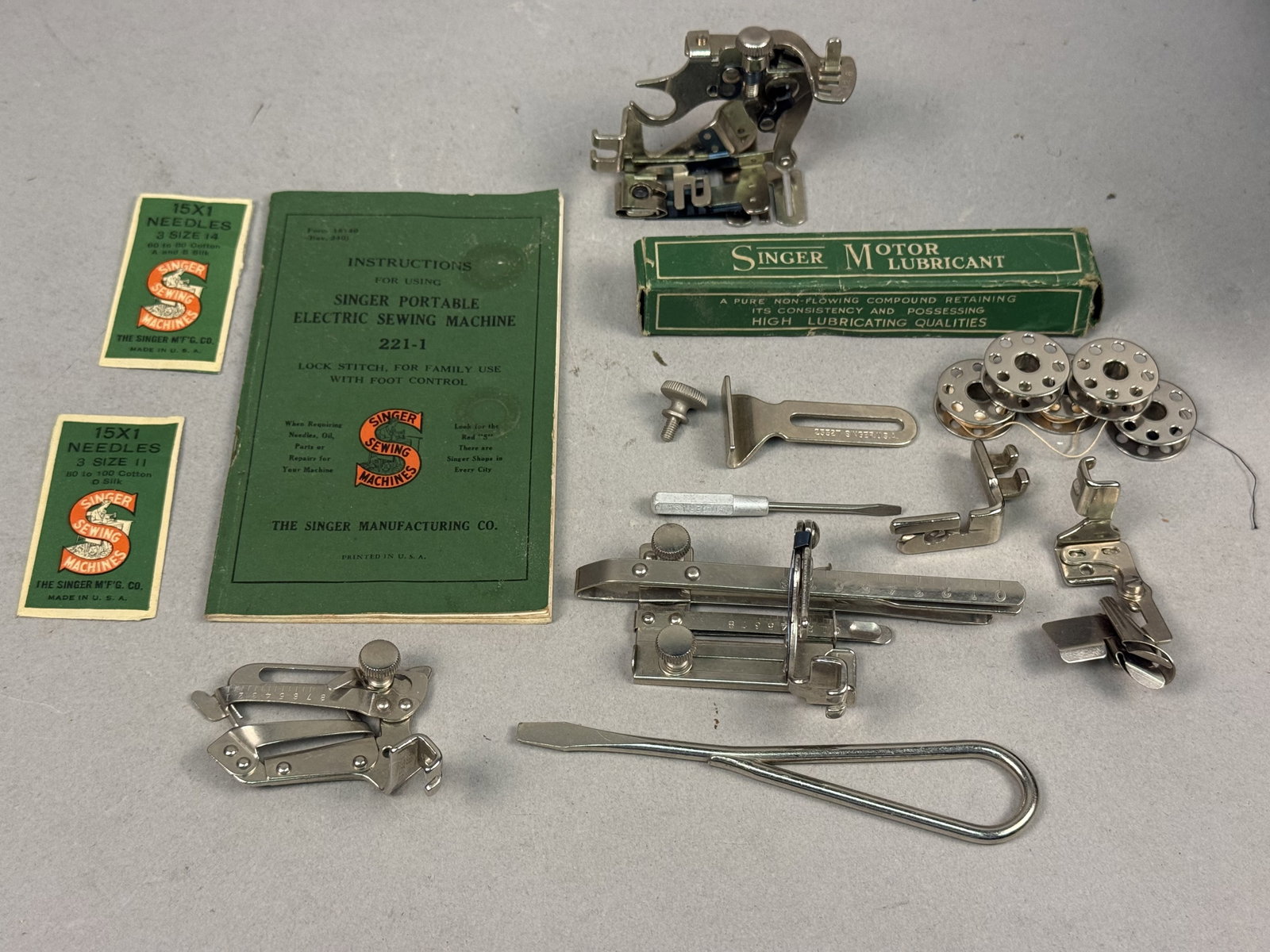 Singer Model 221-1 Featherweight Sewing Machine - 6
