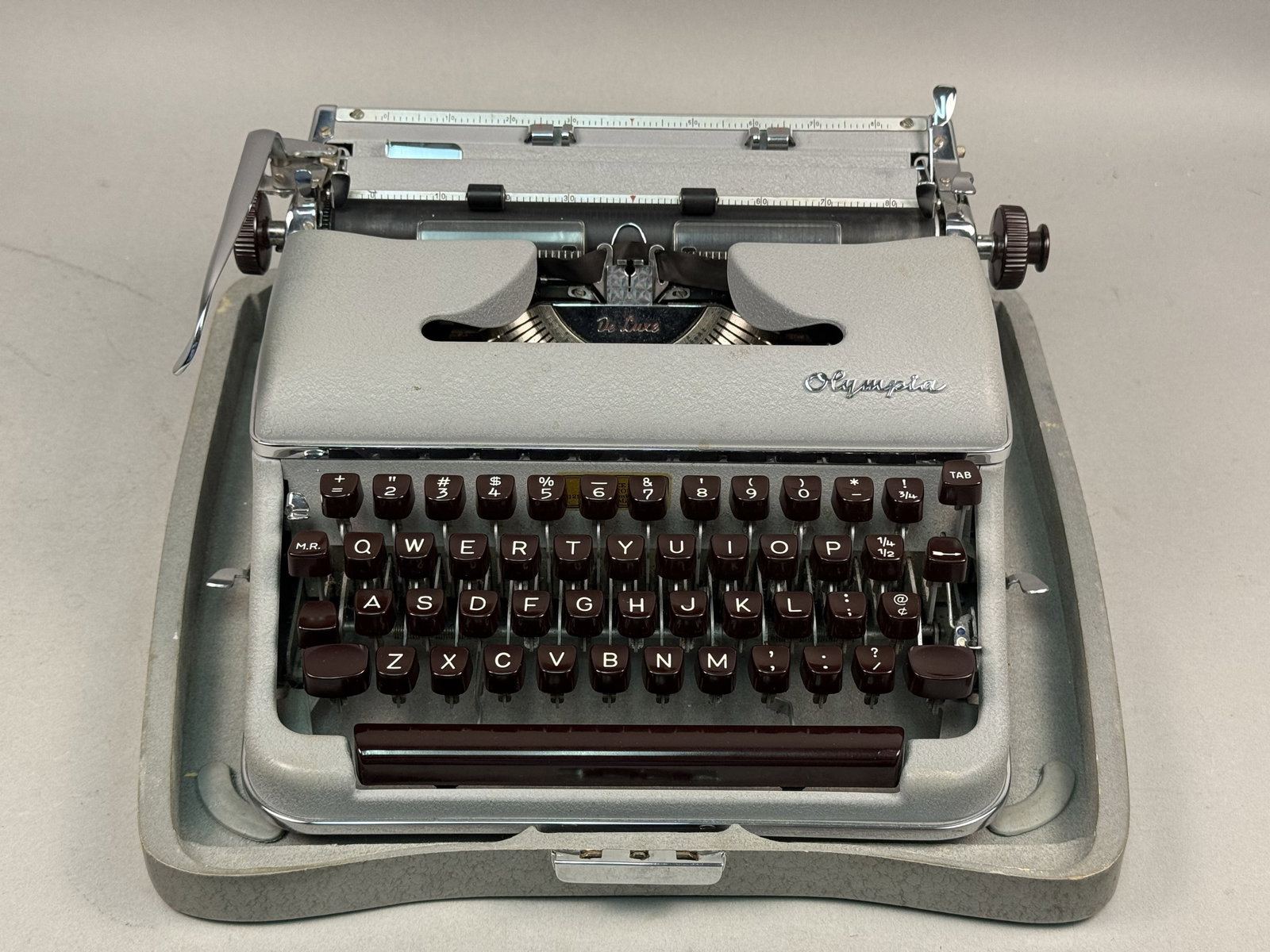 Olympia SM3 De Luxe Typewriter (1 of 13)