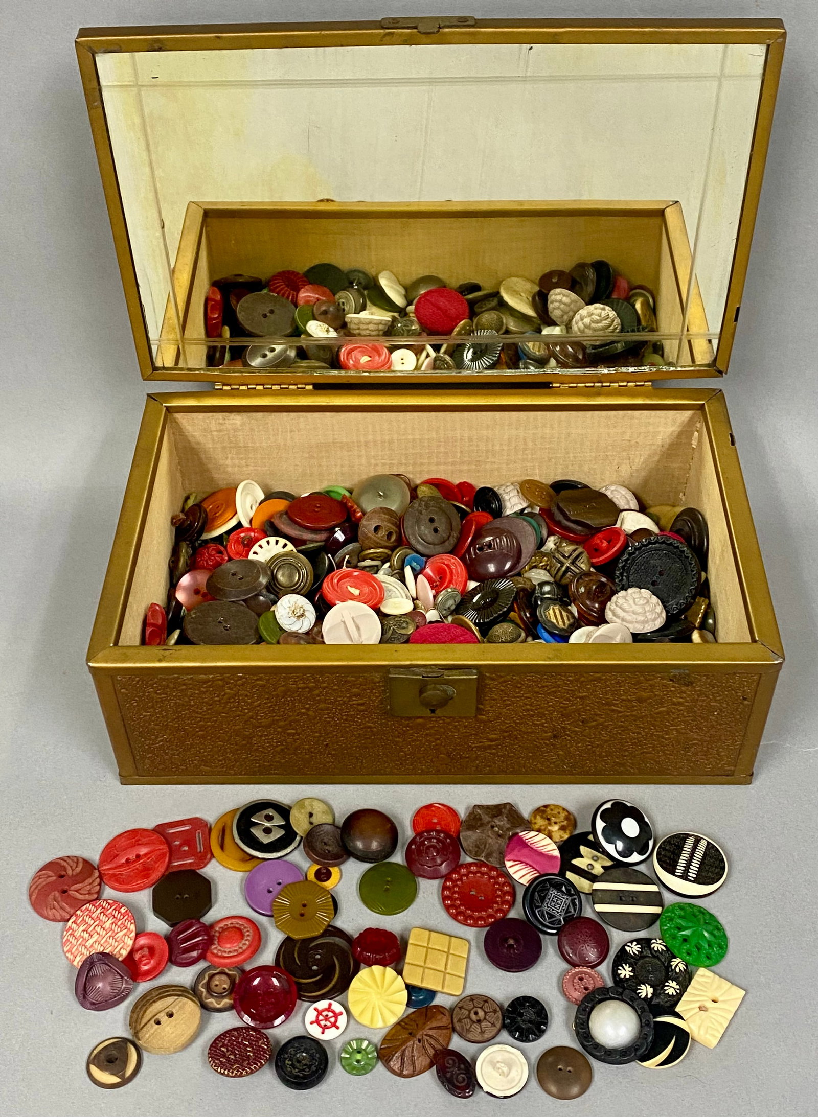 Vintage Button Collection in Metal-Clad Box (1 of 7)