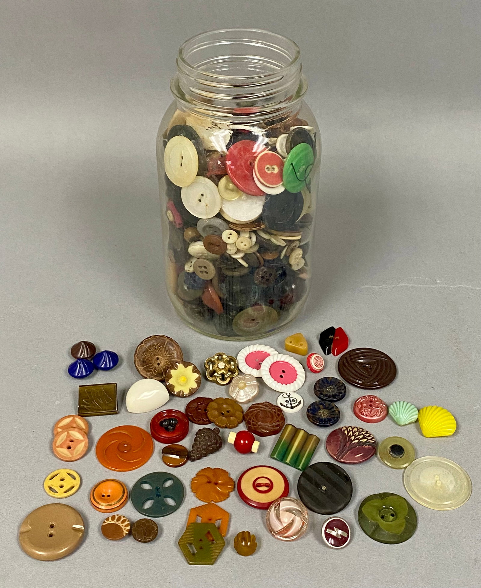 Assorted Vintage Sewing Buttons in Jar (1 of 6)