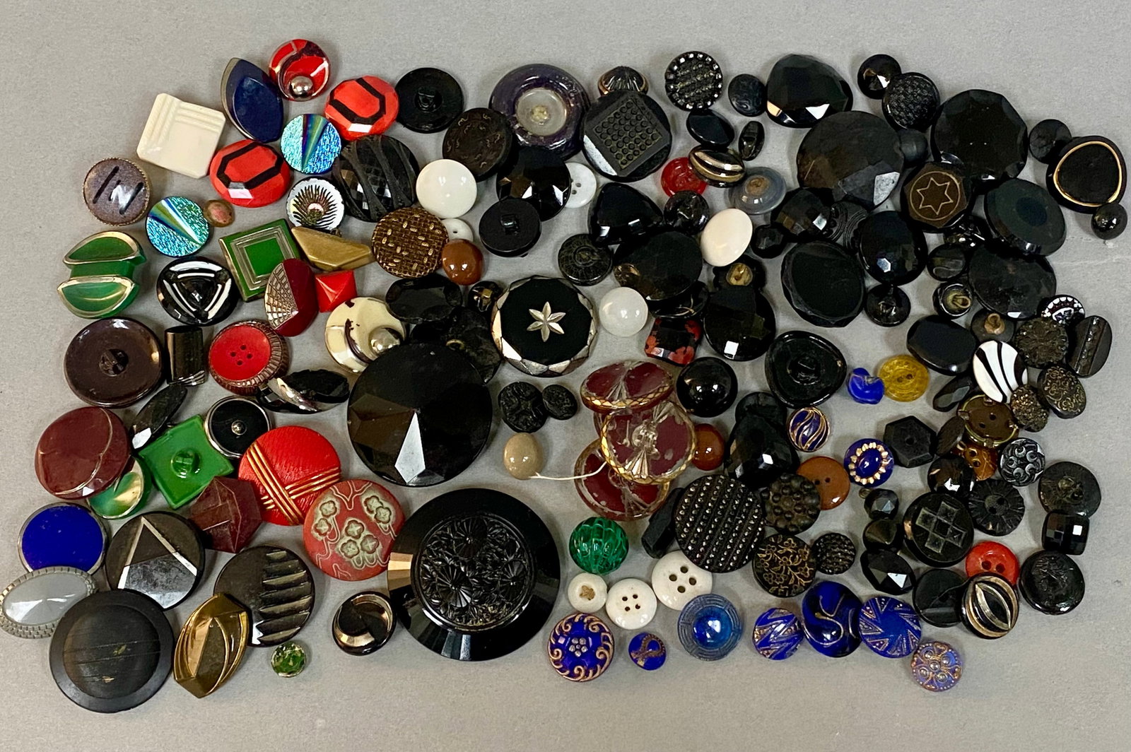 Assorted Antique and Vintage Buttons (1 of 4)