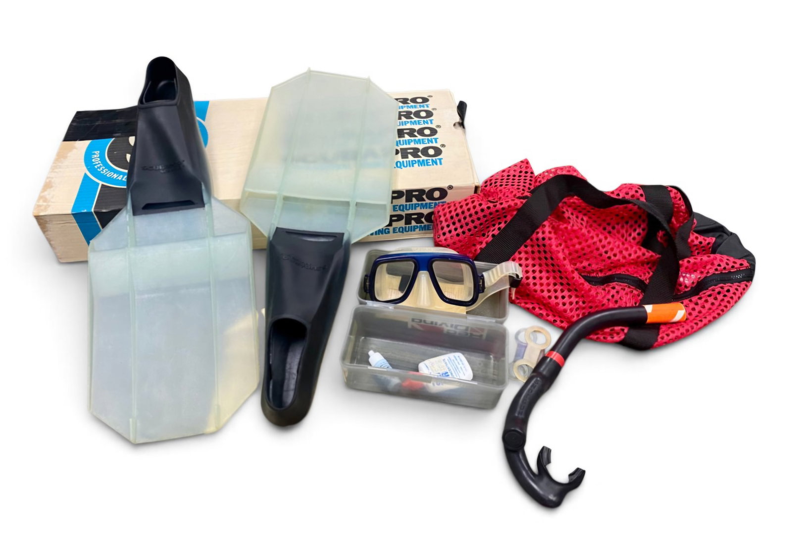Scubapro Sea Wing Diving Collection: A collection of vintage snorkeling equipment featuring Scubapro Sea Wing full-foot fins, a Scubapro Shotgun snorkel, and a Tekna diving mask. The set includes original packaging with documentation