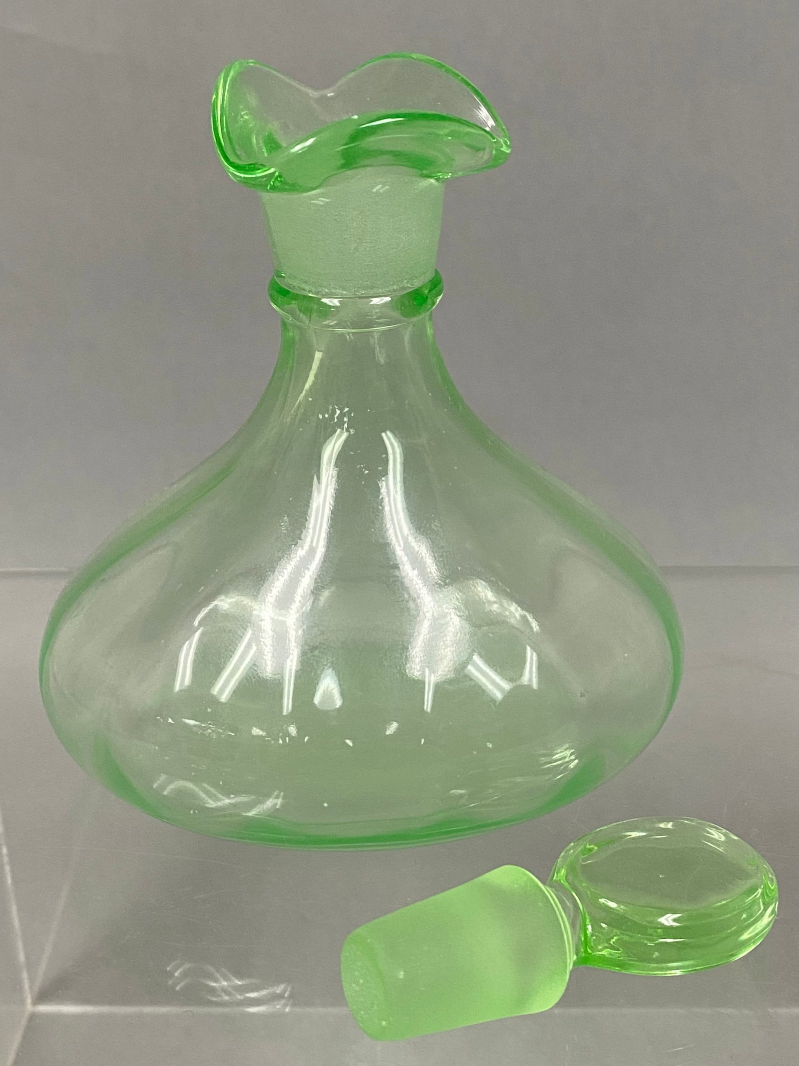 Two Uranium Glass Serving Pieces - 4