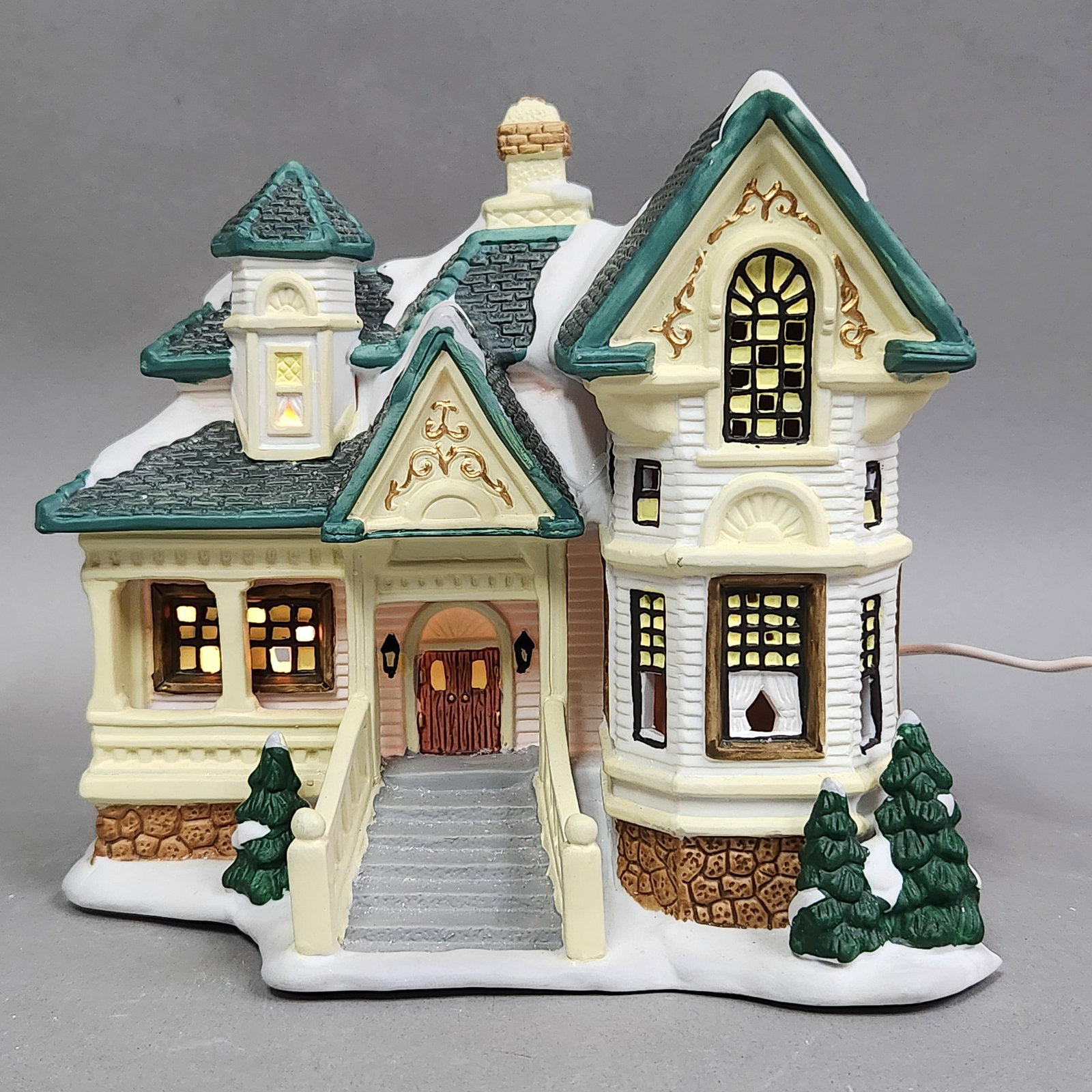 St. Nicholas Square Hart House: This 1998 hand-painted ceramic house is titled Hart House and is part of The Village Collection by St. Nicholas Square. The building includes an original red manufacturer's box and an electric
