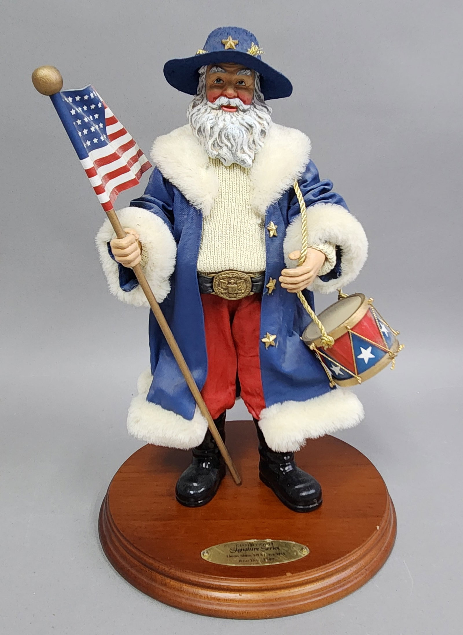 Clothtique Union Santa Signature Series Figurine: This 1997 Clothtique figurine from the Possible Dreams Signature Series depicts a Civil War-themed Santa Claus modeled as a Union soldier #721007. The figurine is in excellent overall condition with