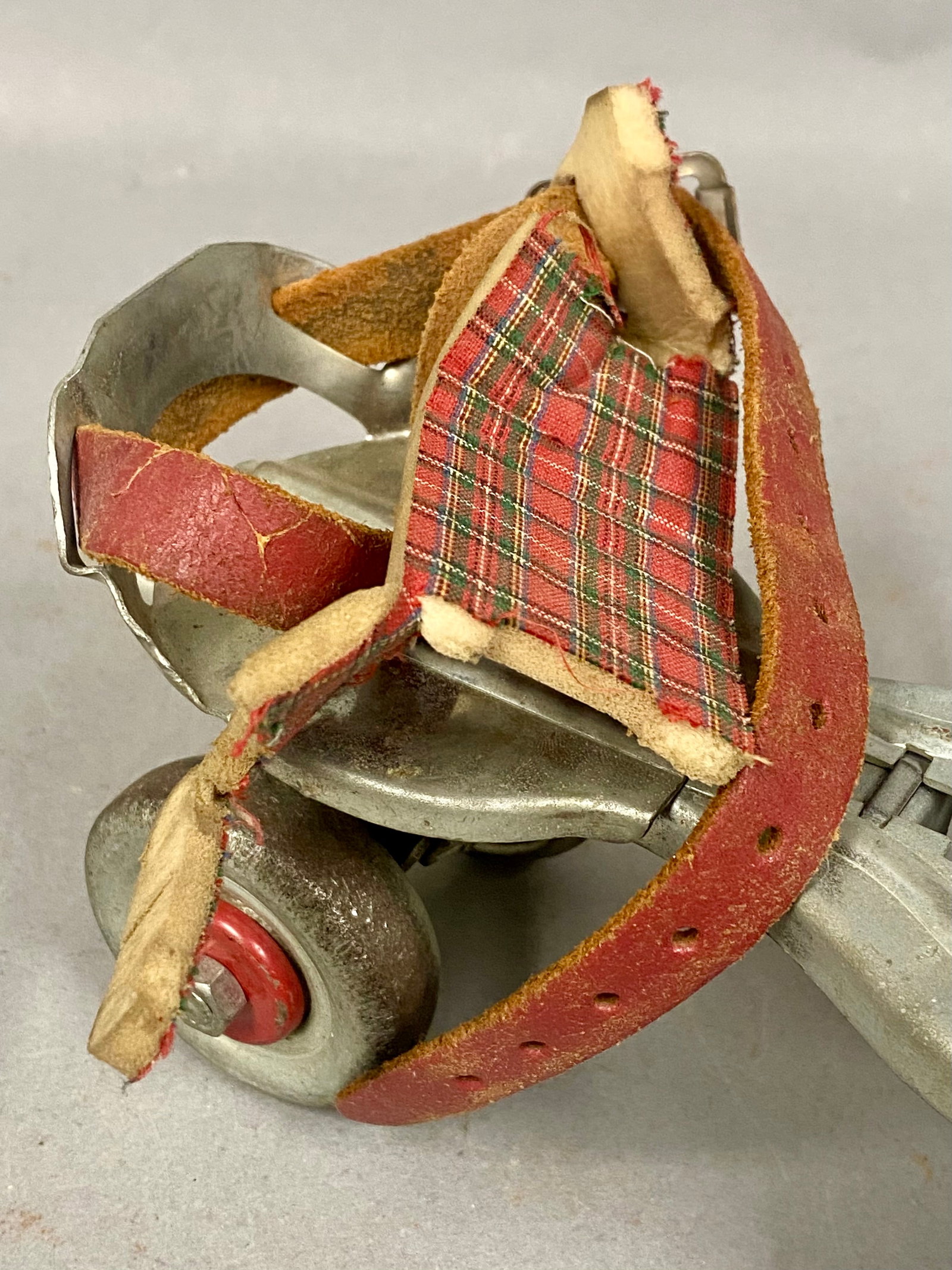 2 Globe Keyless Roller Skates - 6