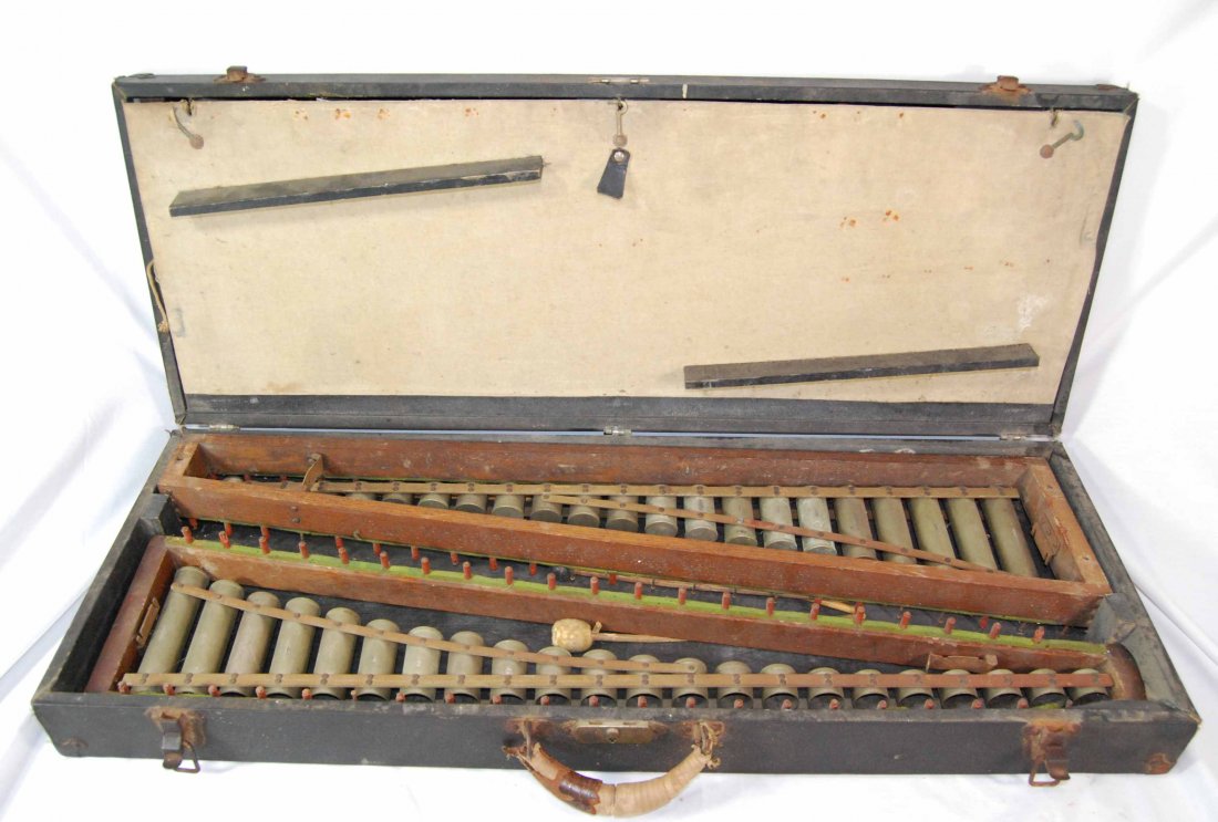 Vintage Leedy Mfg. Co. Original Cased Xylophone Musical: This is an Early Vintage Leedy Mfg. Co. Original Cased Xylophone. This boxed set is in all original, vintage, un-touched condition. This instrument is hard to describe, as it is usually coupled with D