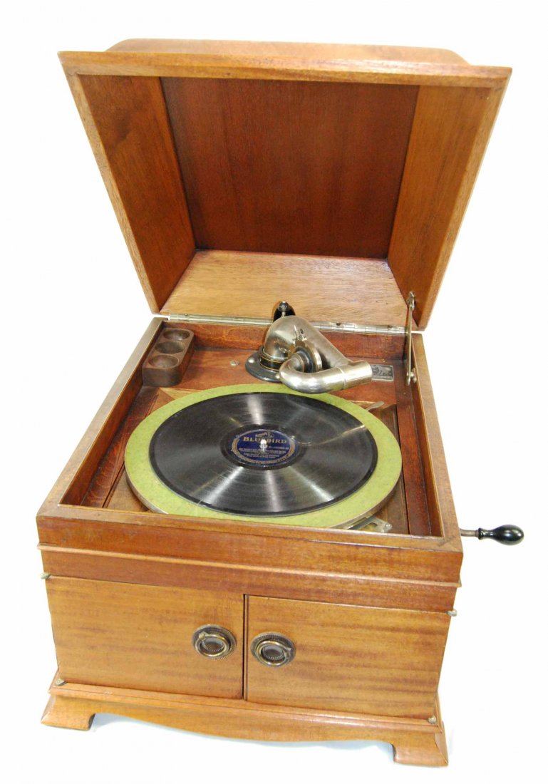 Antique Victor Talking Machine VV-IX Table Top Player: This is a Fine Vintage Victor Talking Machine VV-IX Table Top Player. The Victor Plays wonderfully for its age and the wood case is in very fine condition with minor wear. This piece measures approxim