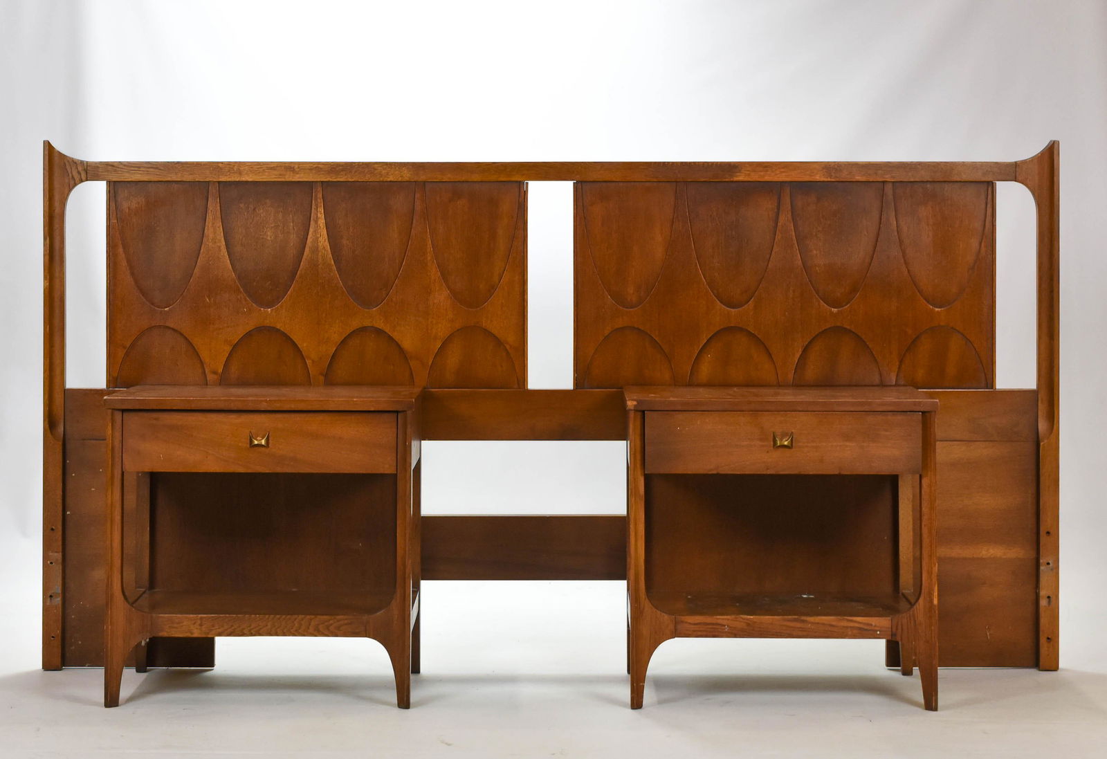 Brasilia Broyhill Premier Bed Frame/Pair Night Stands (1 of 11)