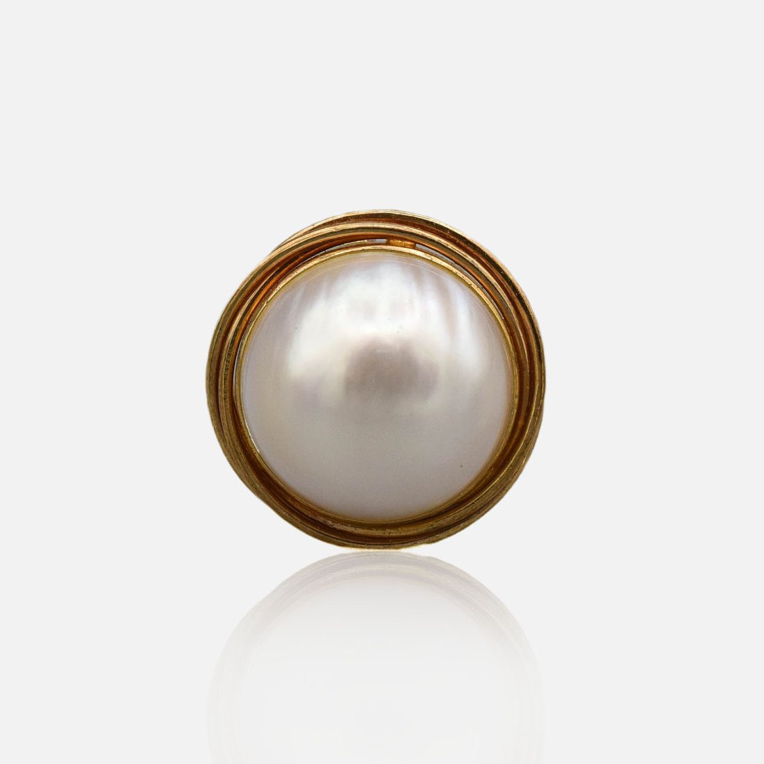 Fine 14K Yellow Gold & Mabe Pearl Scarf Cravat Clip: Ca. last half 20thC. Excellent, with no nicks or scratches. Large round mabe pearl measures approx. 16mm diameter. Approx. weight 5.9 Grams, Marked 14K. Pearl looks beautiful.