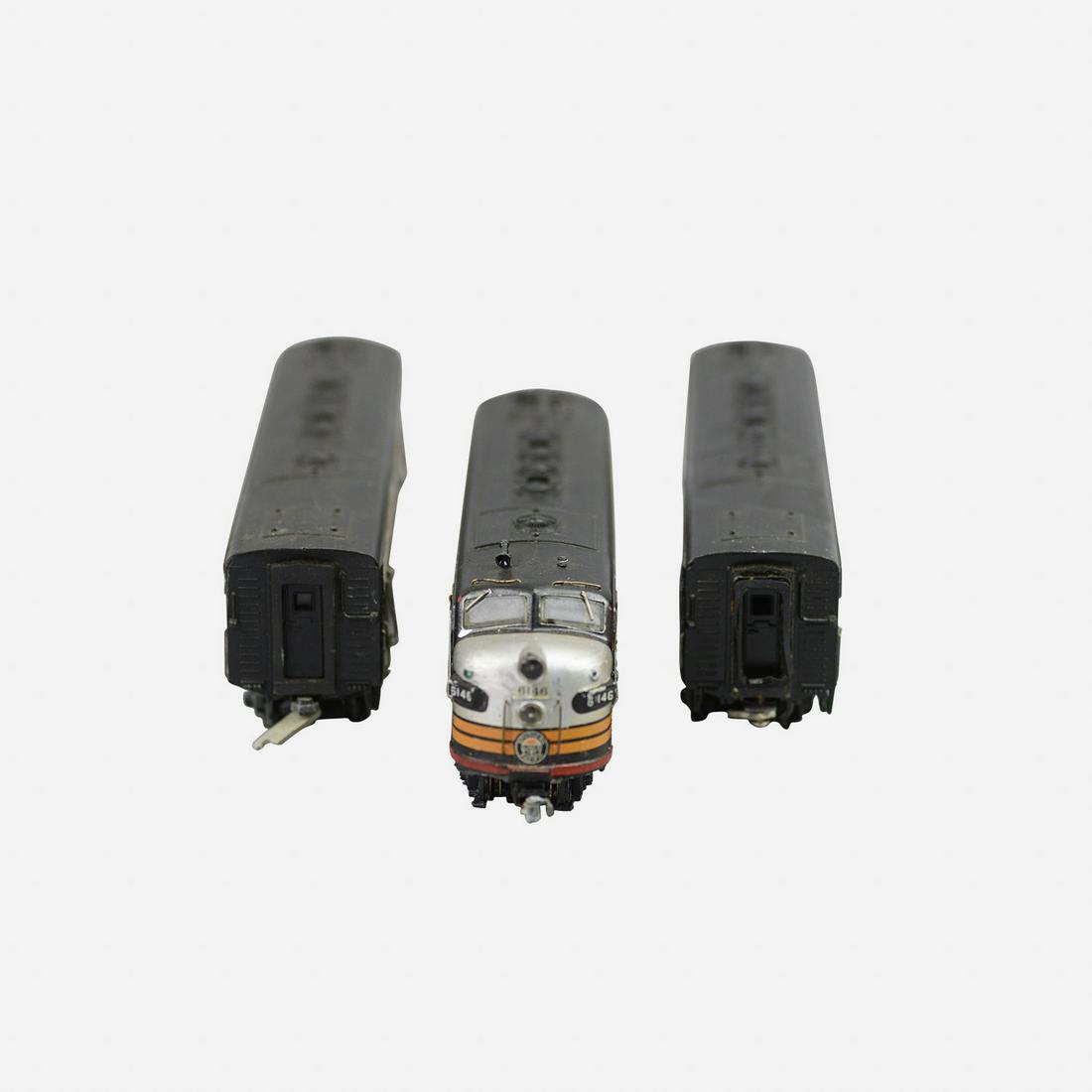 Southern Pacific 6146 Locomotive HO Scale Model Train w/2 Attatched Cars (1 of 13)