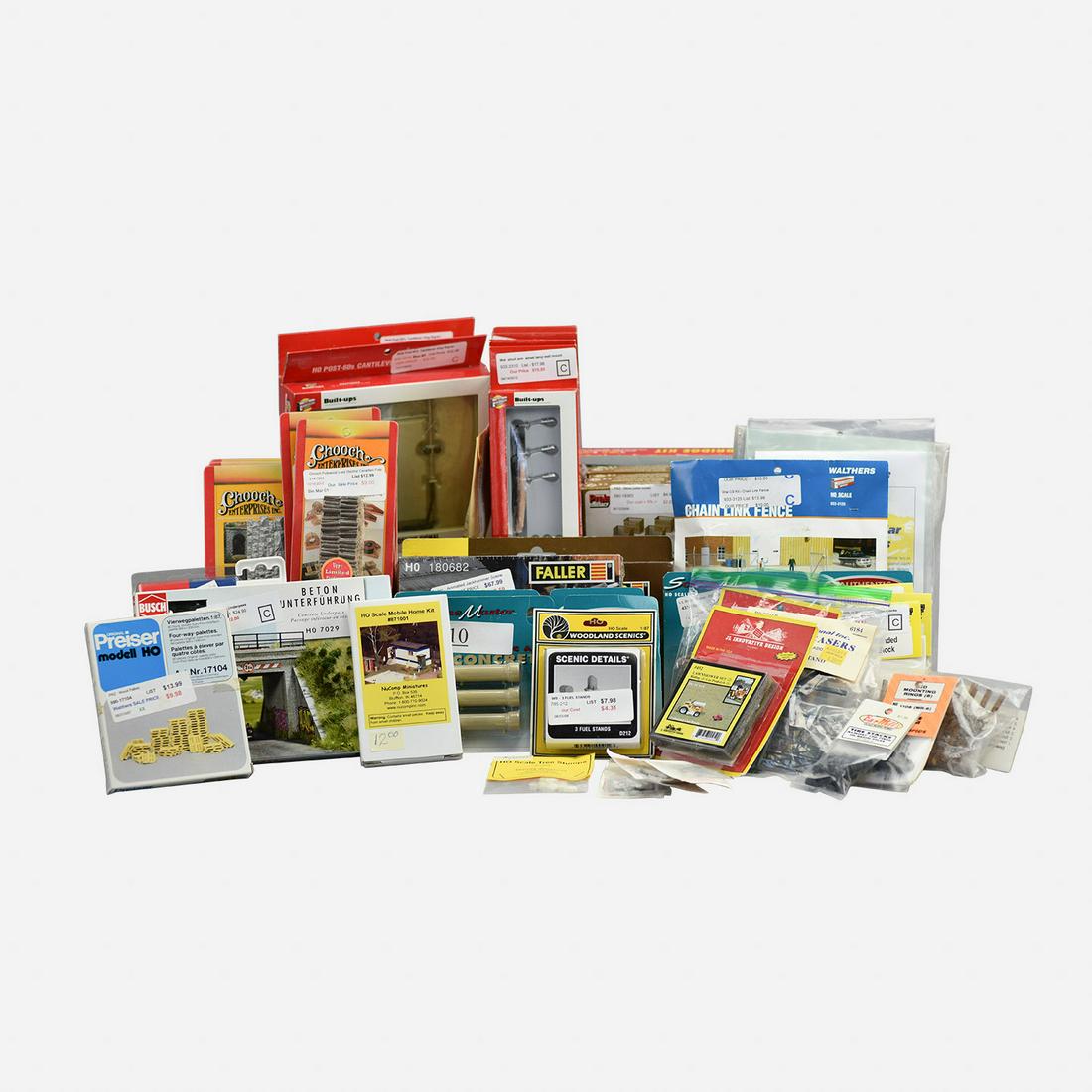 Large Lot of HO Scale Infrustructure & Other Model Pieces (1 of 17)