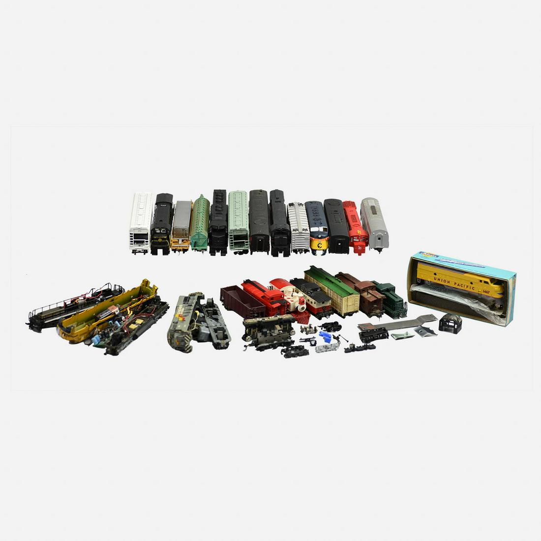 Large Box of Vintage HO Scale Model Trains & Parts (1 of 20)