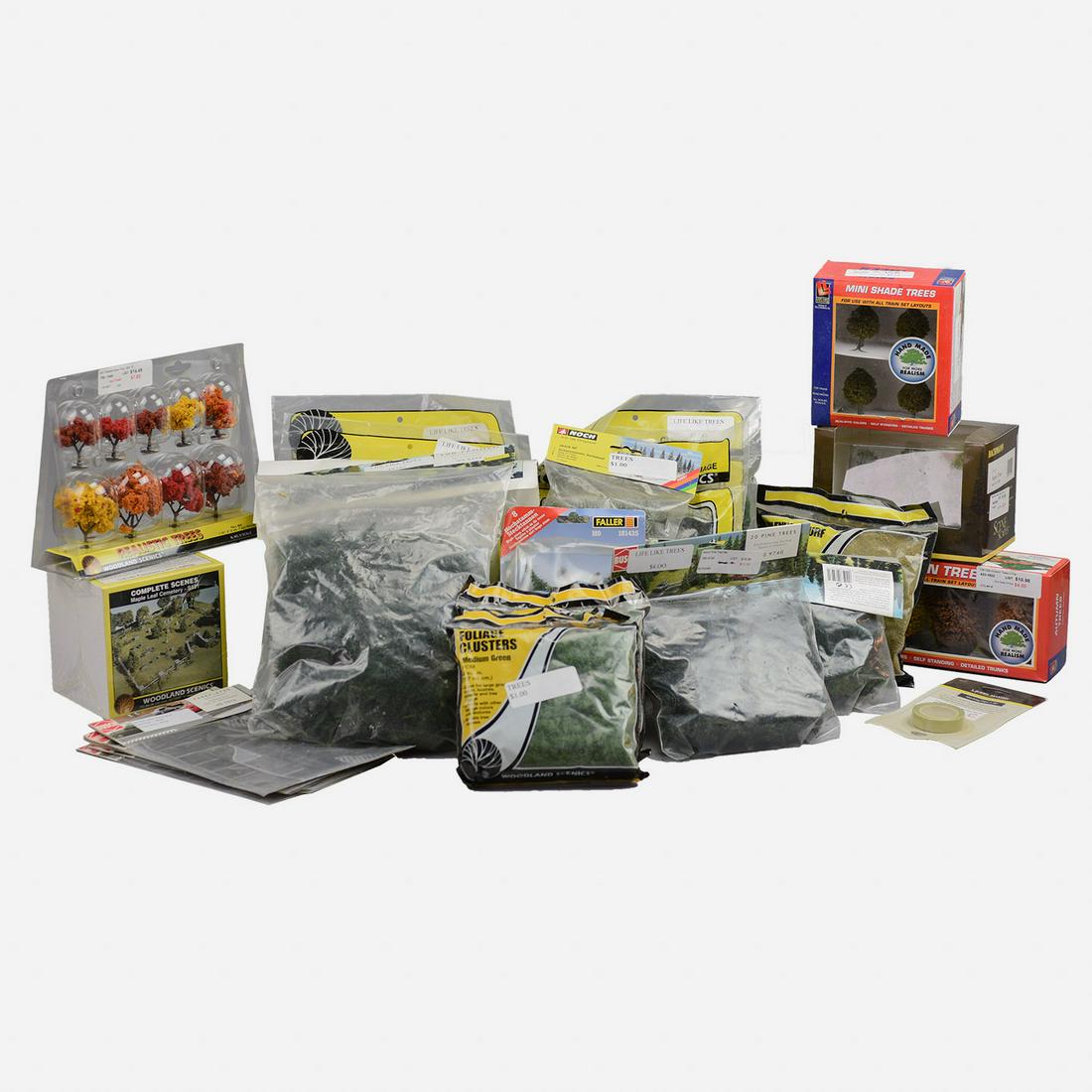 Large Box of Vintage HO Scale Shrubbery & Foliage (1 of 10)