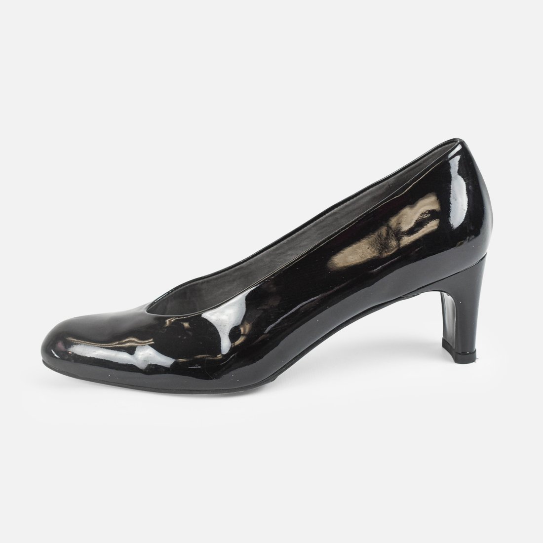 STUART WEITZMAN Chicpump Pump Patent Leather Heel in Black Size 7 M: Round toe, kitten heel.