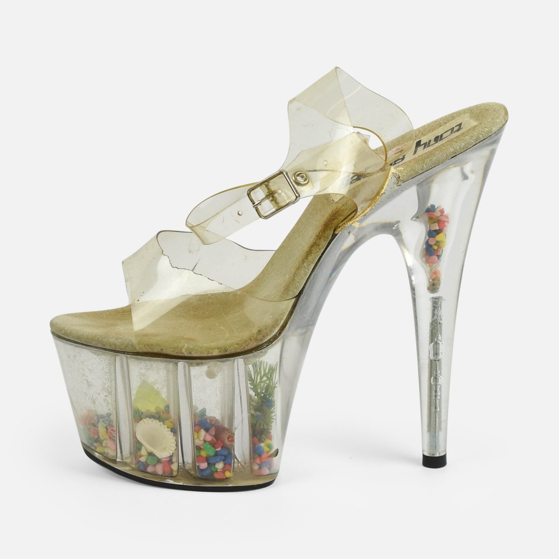 TONY SHOES Seashell Platform Lucite Heels Size 6: Bottom beach themed, filled with seashells and rocks.