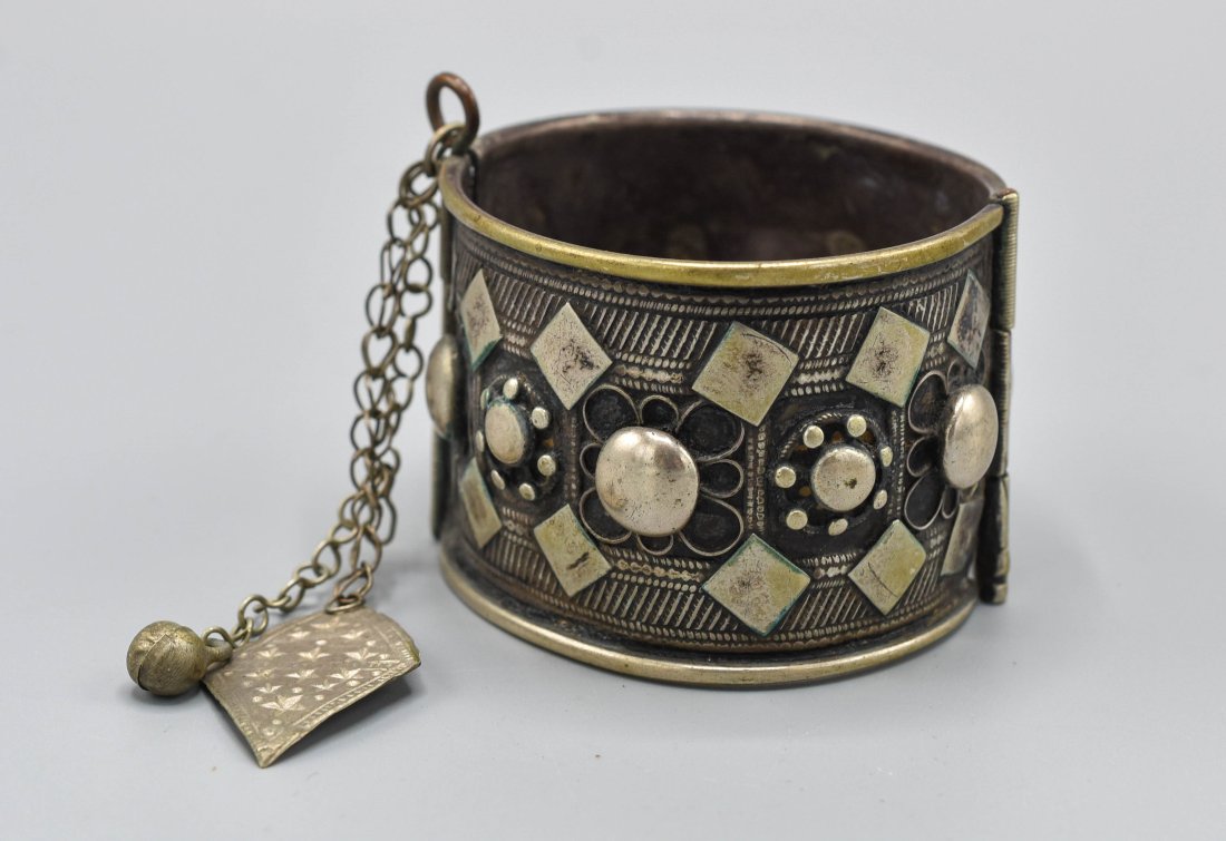 Antique Bedouin Omani Silver Hinged Cuff Bracelet w/Dangles (1 of 10)