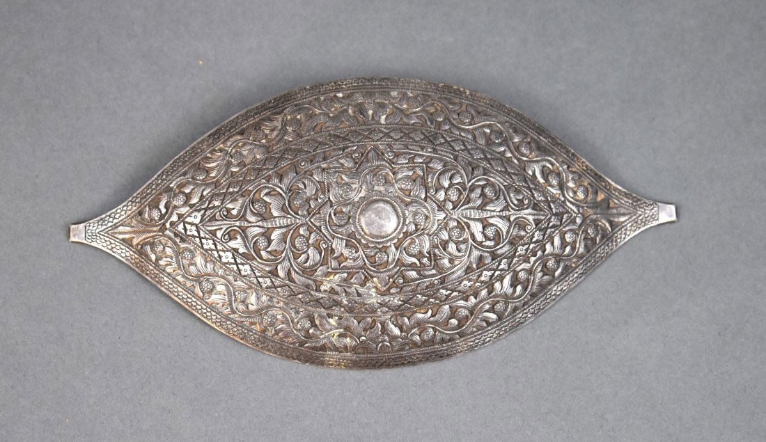 Large Antique Minangkabau Silver Repousse Pandieng Belt Buckle Sumatra (1 of 4)