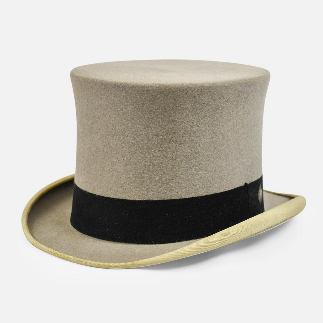 LINCOLN BENNET & CO. Vintage Top Hat: 12.3/8" long, 10" wide, 5.5" tallinside 8.1/4" x 6.1/4