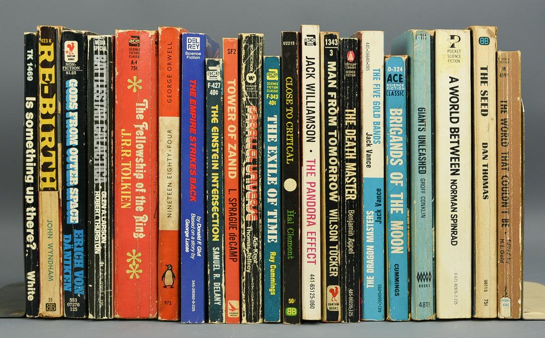 Group of 21 Science Fiction & Fantasy Paper Back Books (1 of 4)