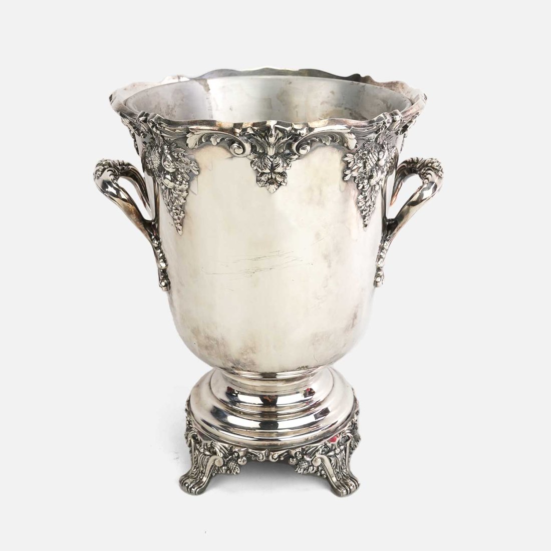 Vintage Reed & Barton Silver Plate King Francis Wine Cooler w/Liner: Ca. first half 20thC. Very good with no dings or repairs. Needs polishing. Wine coolers are especially scarce in this popular pattern. Marked as shown. We may polish this piece and add pics of the coo