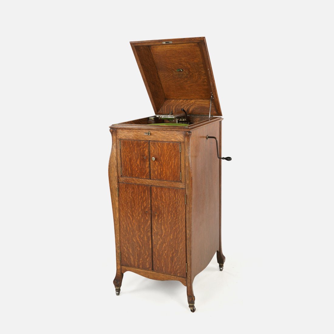 Victor Victrola VV-XI-A "Victrola The Eleventh" Phonograph in Oak (1 of 18)