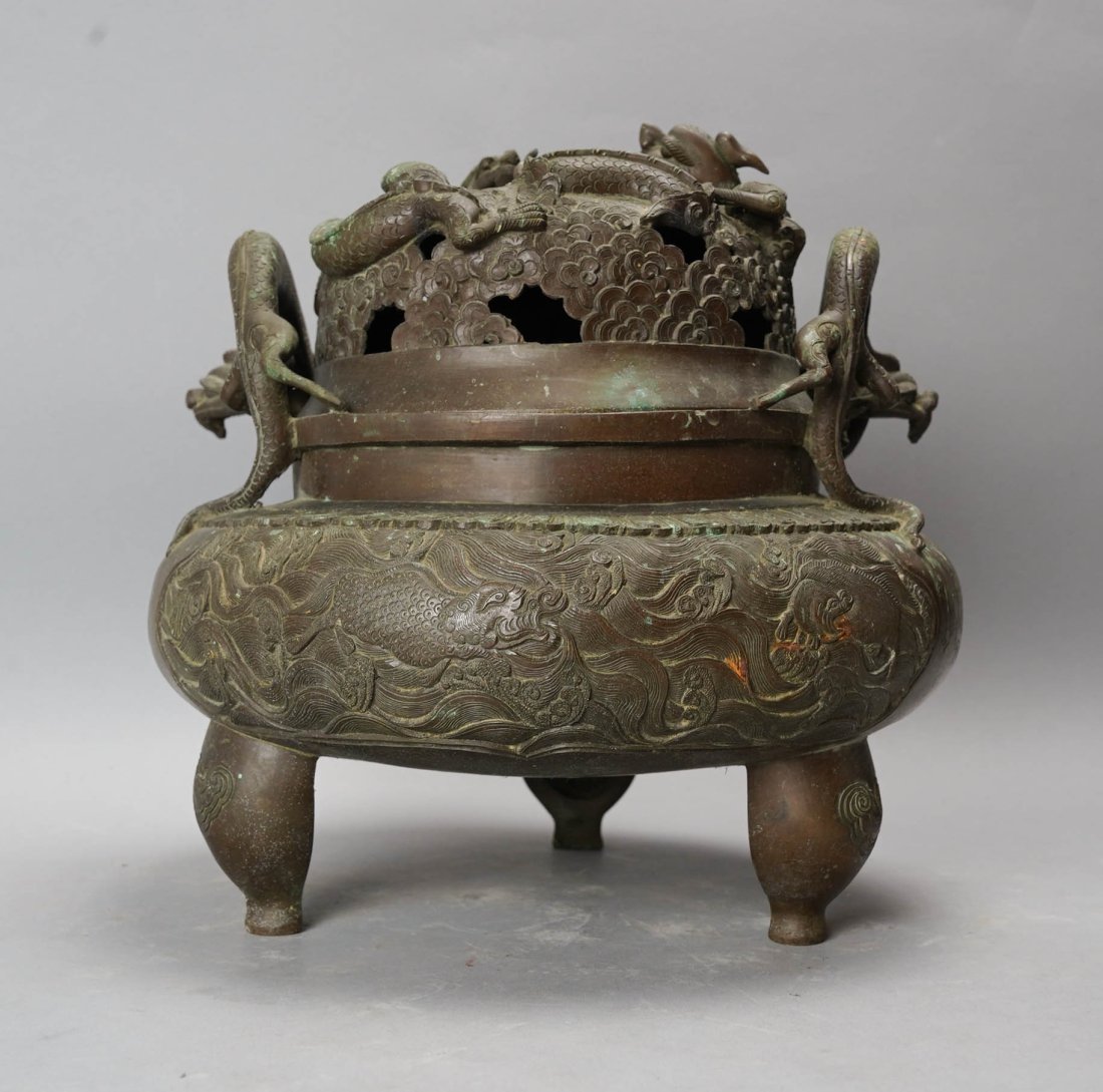Fine Antique 18th/19thC Chinese Cast Bronze Lidded Censer w/Dragon Handles Incense Burner: Ca. mid 18th to mid 19thC. Very good with no apparent breaks or cracks, no dings-solid and heavy with thick walls. Shows age appropriate verdigris, could use cleaning. Signed underneath as shown.