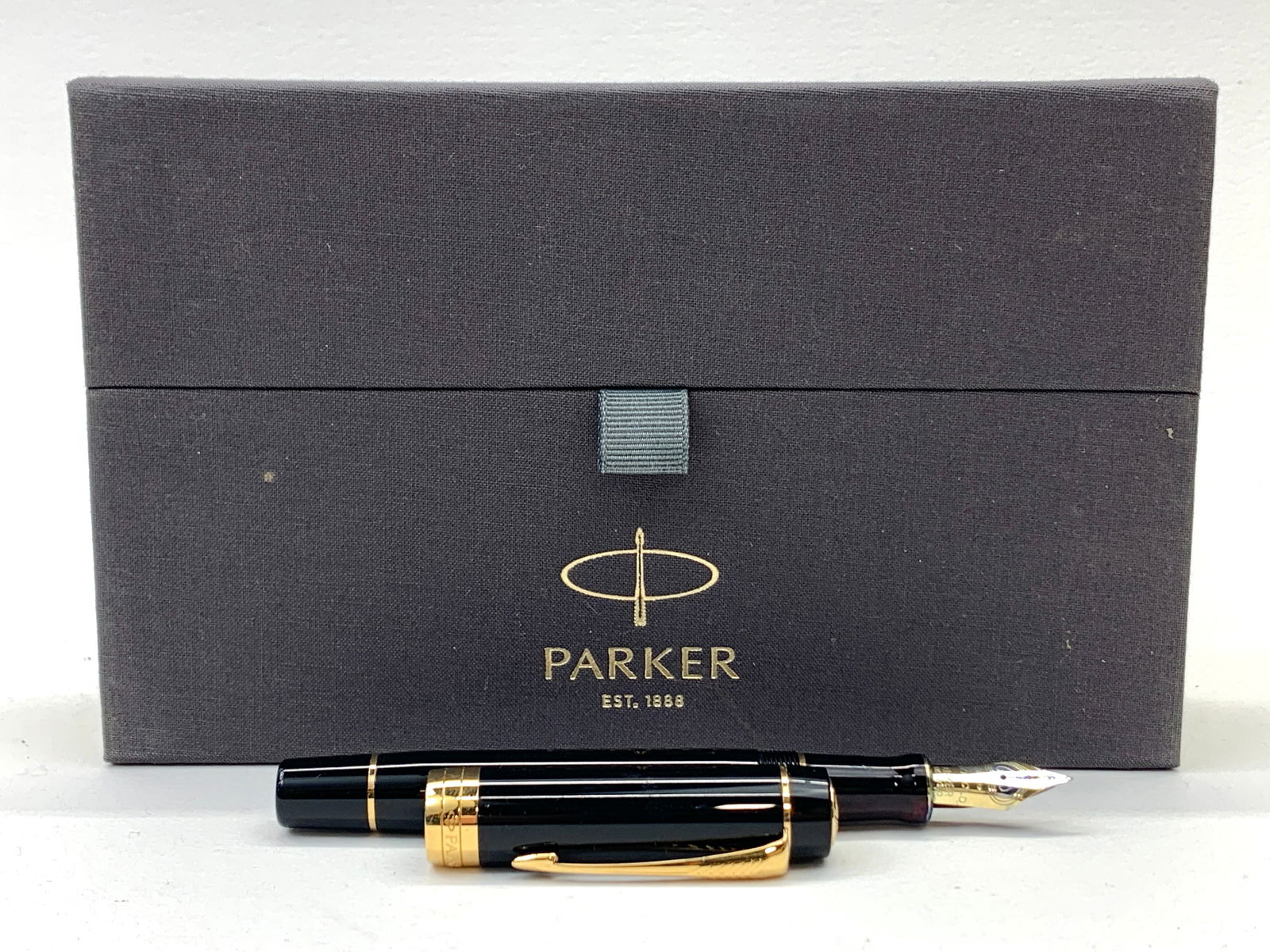 Parker Black and Gold Duofold Fountain Pen w/Box (1 of 8)