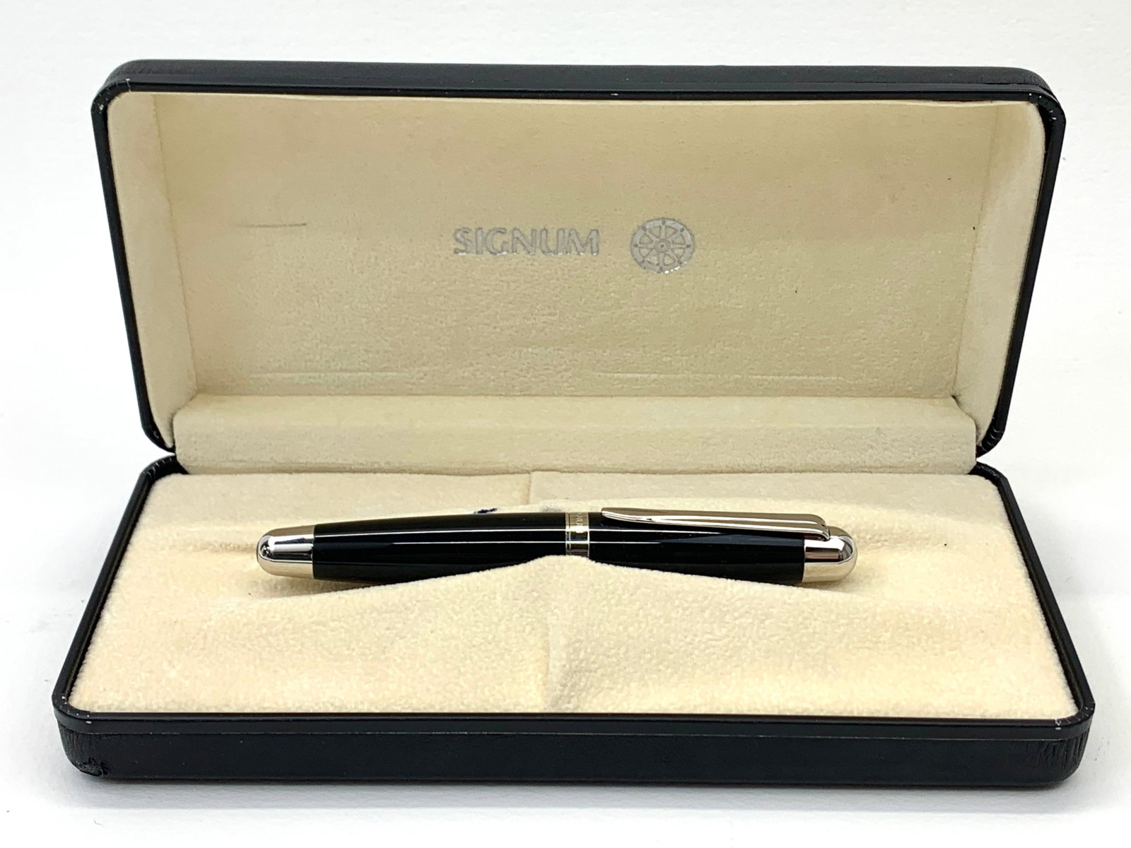 Signum Italy 18K Nib Solare Picolla Black and Chrome Mini Fountain Pen w/Box: Unused condition. No defects. Approximately 4 1/4 inches closed.