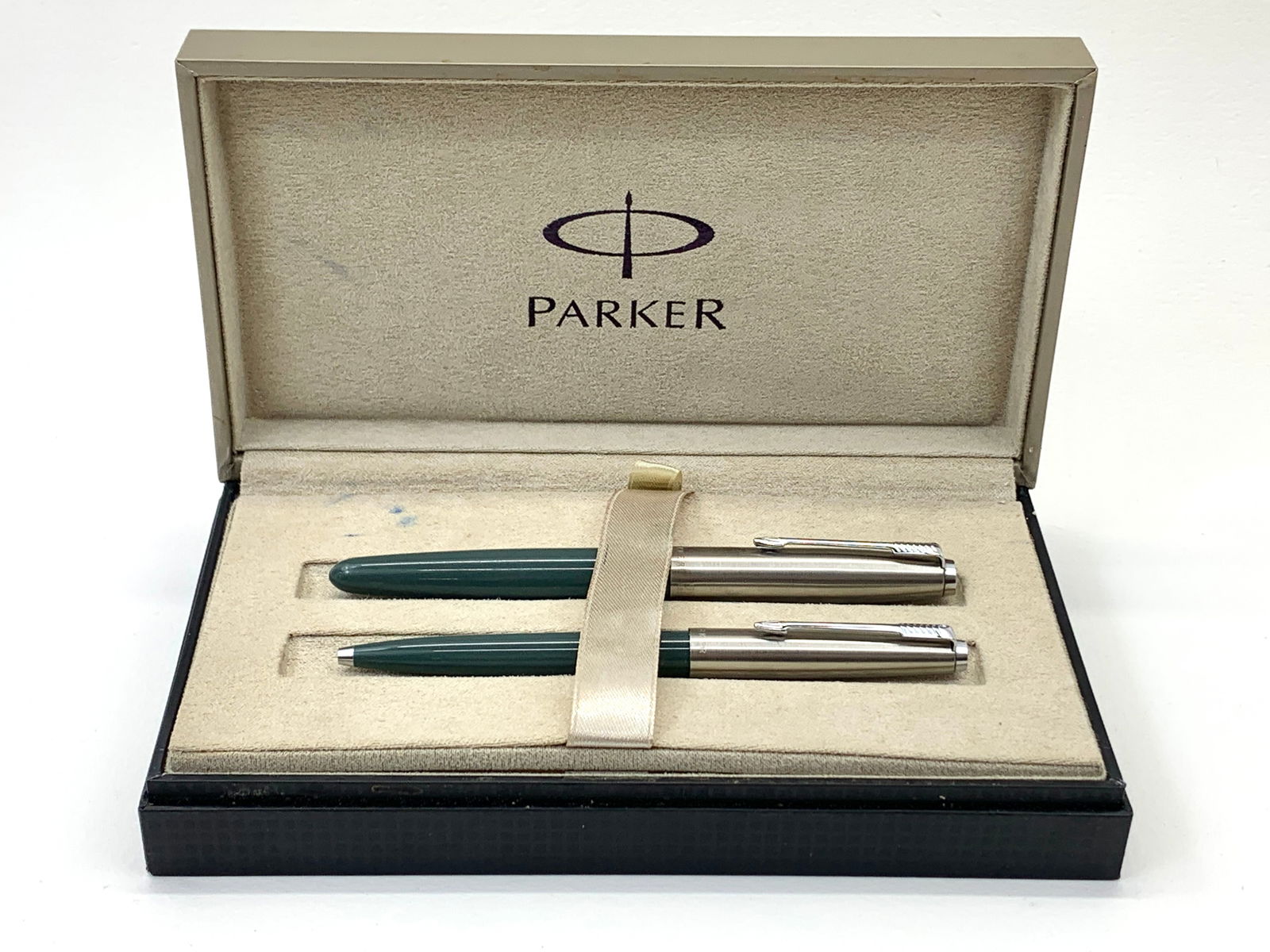 Vintage USA Parker 21 Gray and Chrome Fountain and Ballpoint Pen Set (1 of 7)
