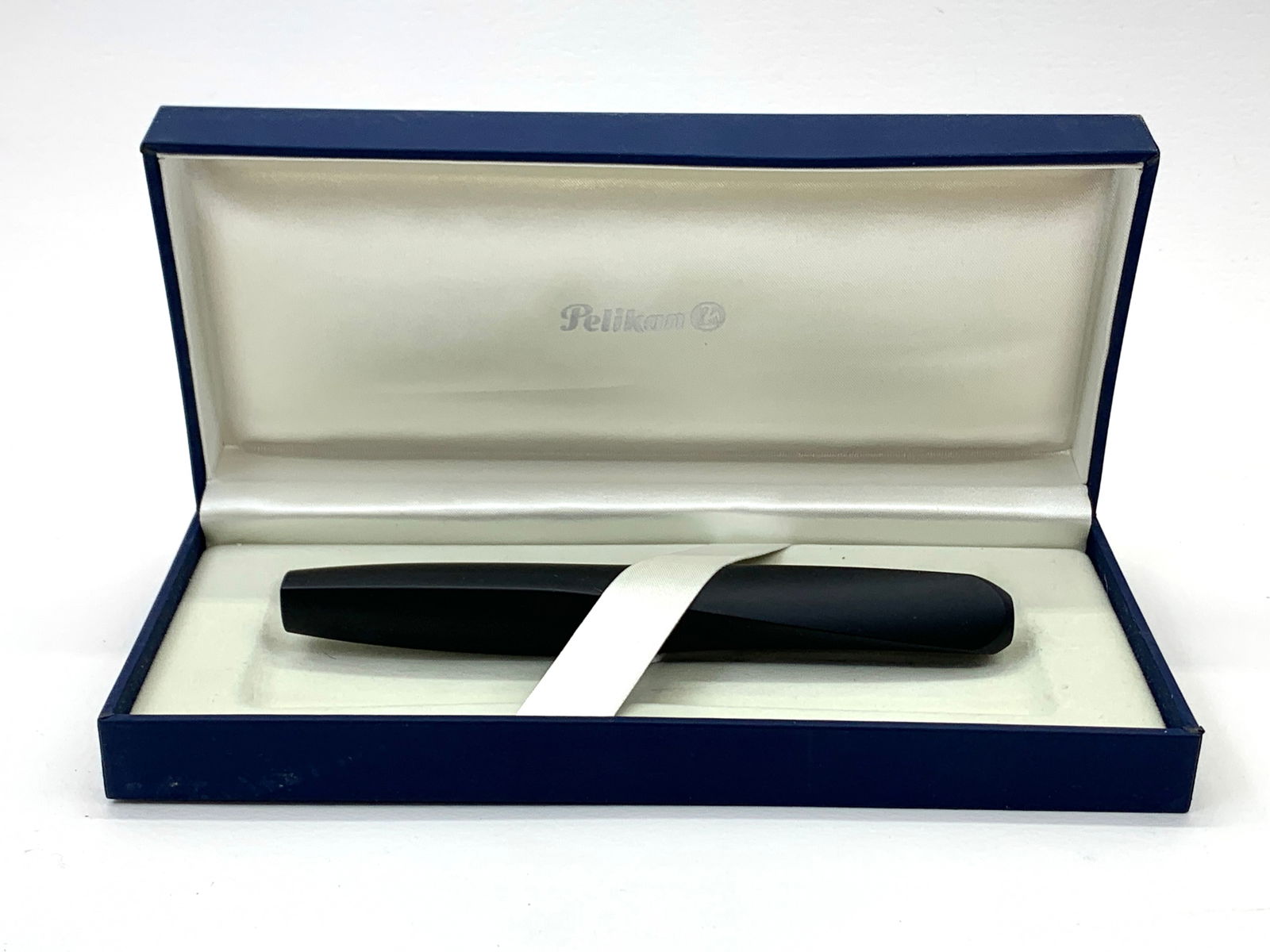 Pelikan Germany Three Sided Twist Barrel Fountain Pen w/Box (1 of 7)