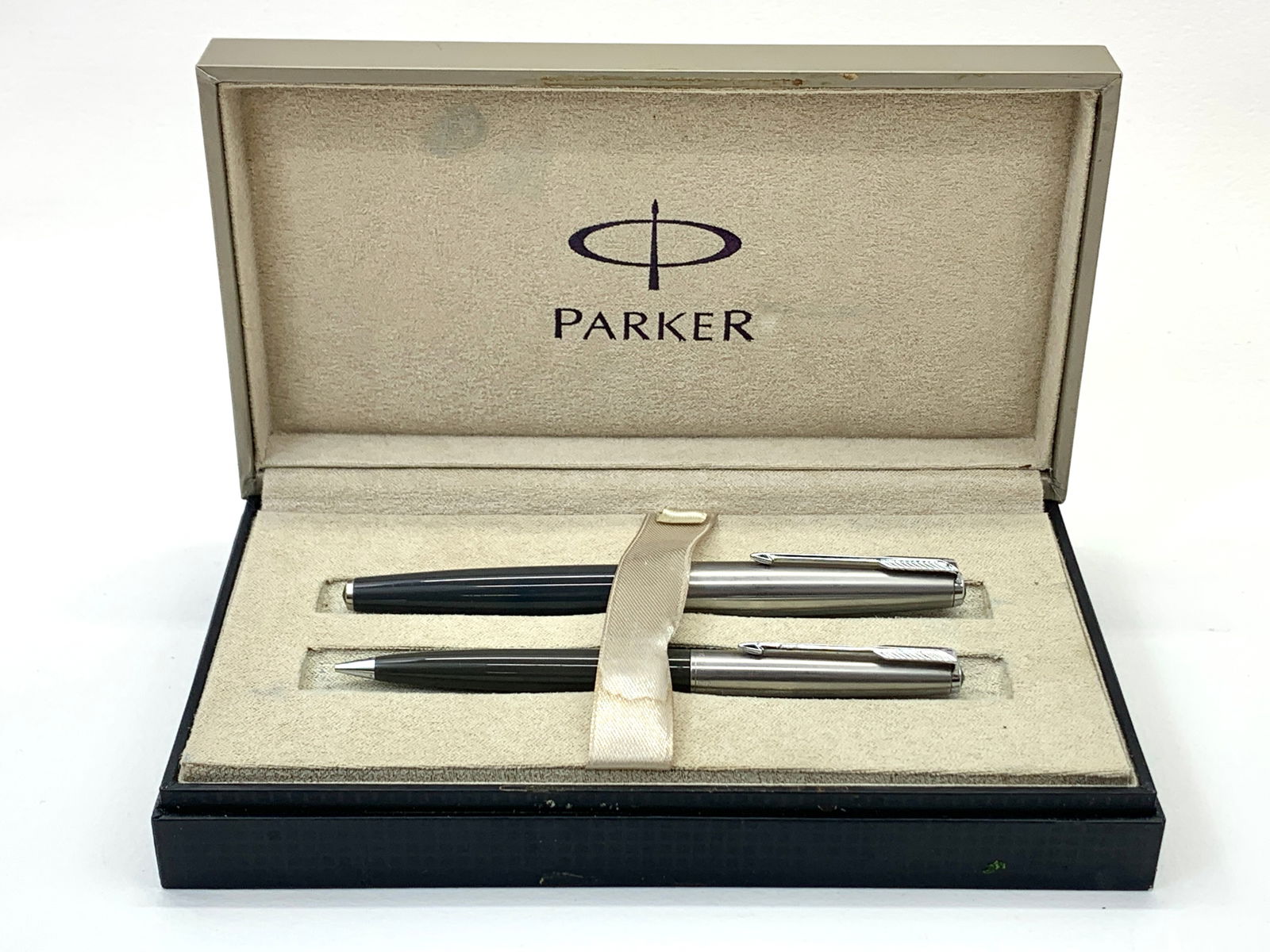 Vintage USA Parker 61 Grey and Silver Ballpoint Pen and Pencil Set (1 of 7)