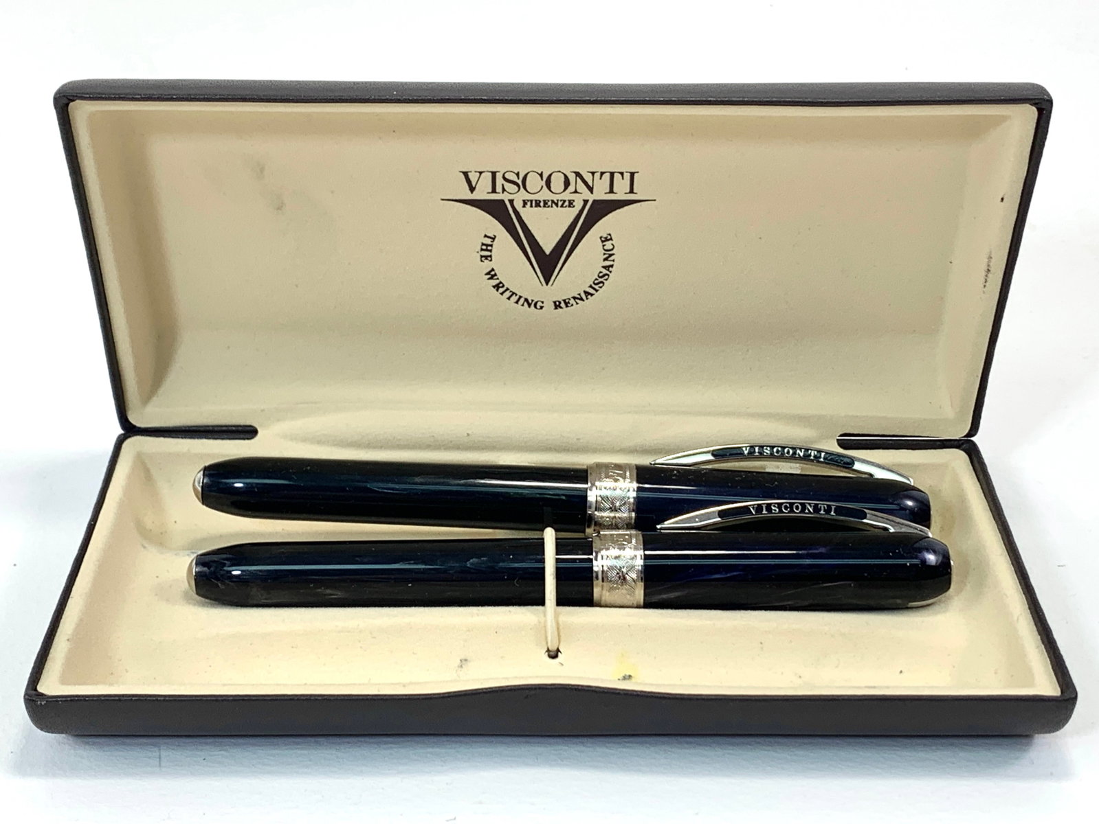 Visconti Italy Rembrandt Marbleized Black and Chrome Fountain and Ballpoint Pen Set w/Box: Excellent single use condition, with no defects. Glossy finish throughout. Box show stain interior. Approx. 5 1/2". Magnetic closures on the caps (mag caps) Shipping: We do not provide in-house shippi