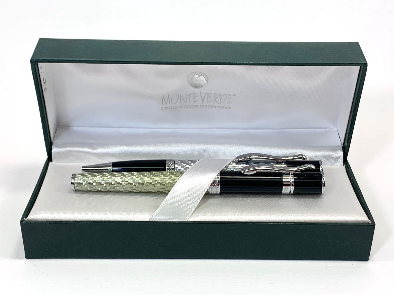 Monteverde USA Black and Chrome Fountain and Ballpoint Pen w/Box (1 of 8)