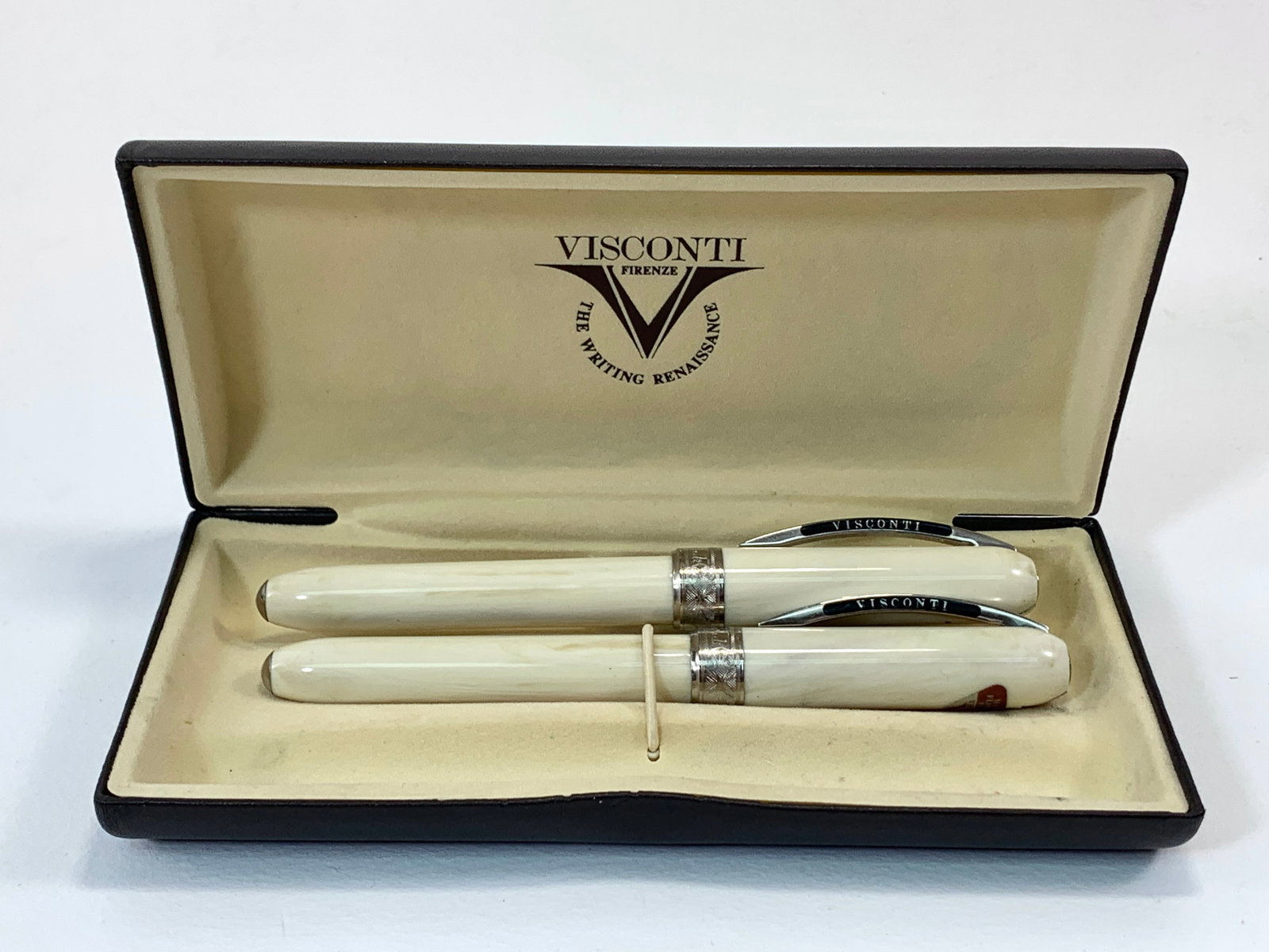 Visconti Italy Rembrandt Marbleized Ivory and Chrome Fountain and Ballpoint Pen w/Box: Excellent single use condition, with no defects. Approx. 5 1/2". Glossy finish throughout. Box may show moderate shelf wear, and may include ink stains. Please enlarge pictures to clearly understand b