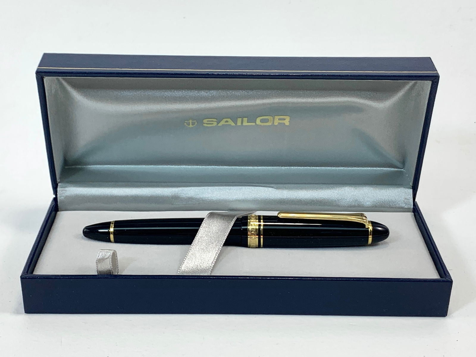 Sailor Japan Black and Gold Fountain Pen 14K Nib Unused w/Box (1 of 8)