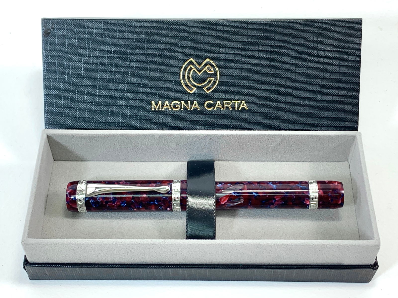 Magna Carta Magneye Sapphire Oversized Fat Fountain Pen w/Box: Excellent single use condition, with no defects. Approx. 6". Glossy finish throughout. Box may show moderate shelf wear, and may include ink stains. Please enlarge pictures to clearly understand box c