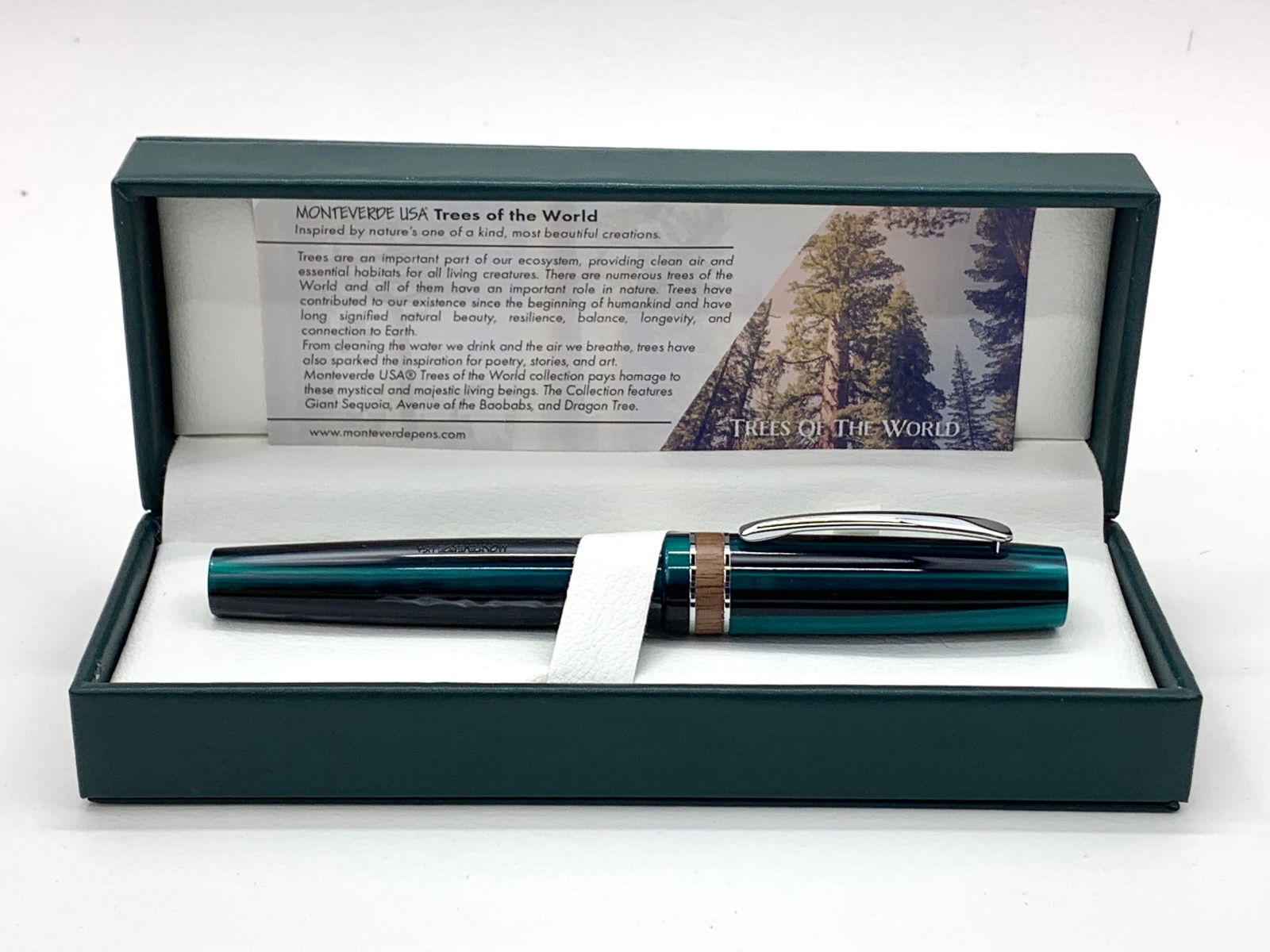 UNUSED Monteverde USA Trees of the World Giant Sequoia Fat Fountain Pen MIB: Excellent unused condition, with no defects. Approx. 5 3/4". Fine original finish throughout. Box may show moderate shelf wear, and may include ink stains. Please enlarge pictures to clearly understan